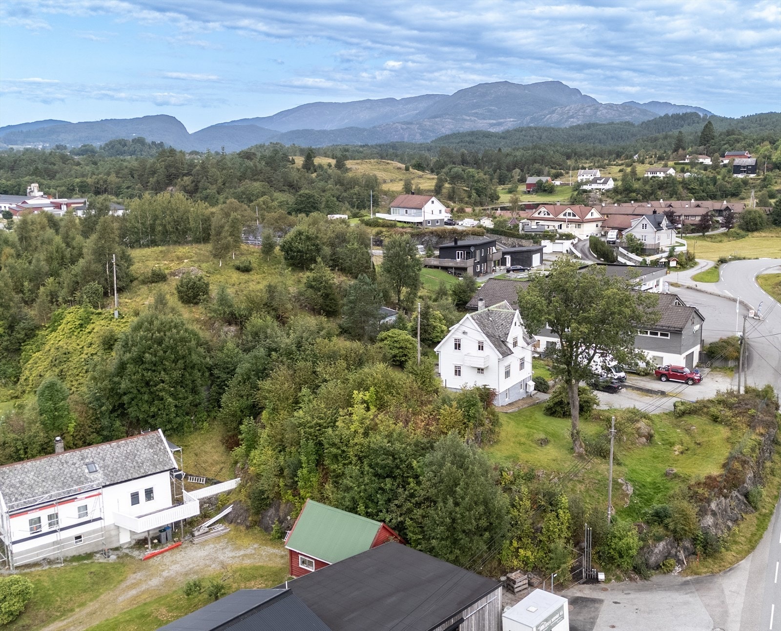 Her bor man landlig og fredelig til i et etablert boligområde, med nærhet til både sjø, skog og fjell. Galleribilde