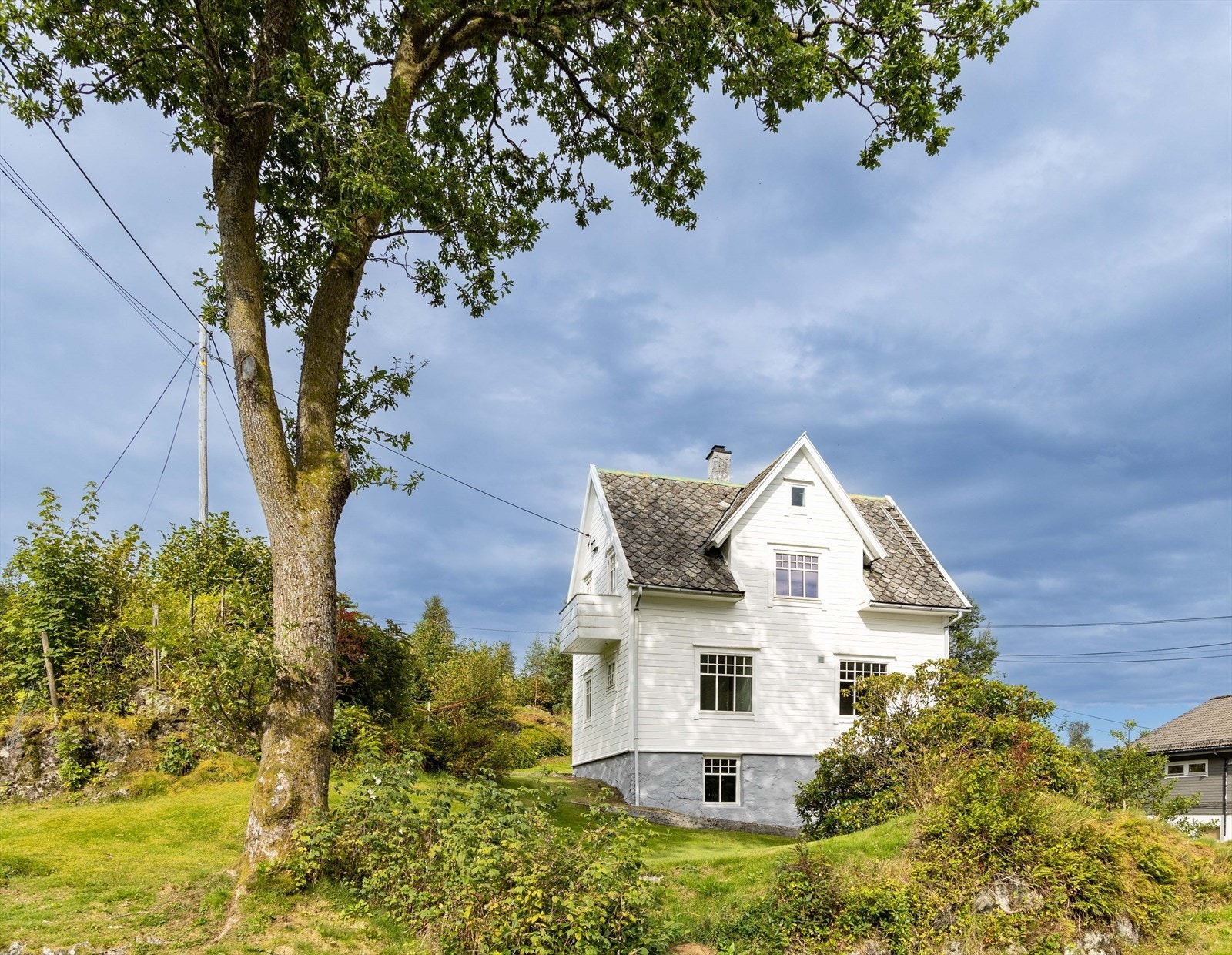 Eiendommen har en flott og familievennlig beliggenhet i naturskjønne Fotlandsvåg på Osterøy. Galleribilde