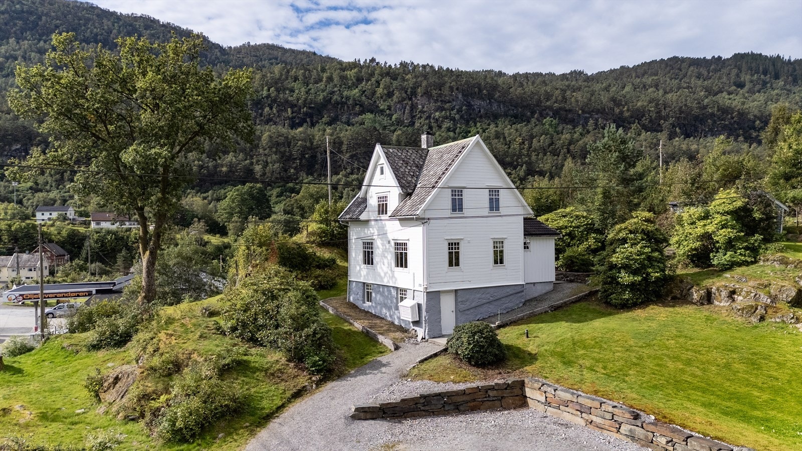 Området oppleves som rolig og trivelig, og passer godt for både barnefamilier og andre som ønsker god plass rundt seg og naturen som nærmeste nabo. Galleribilde