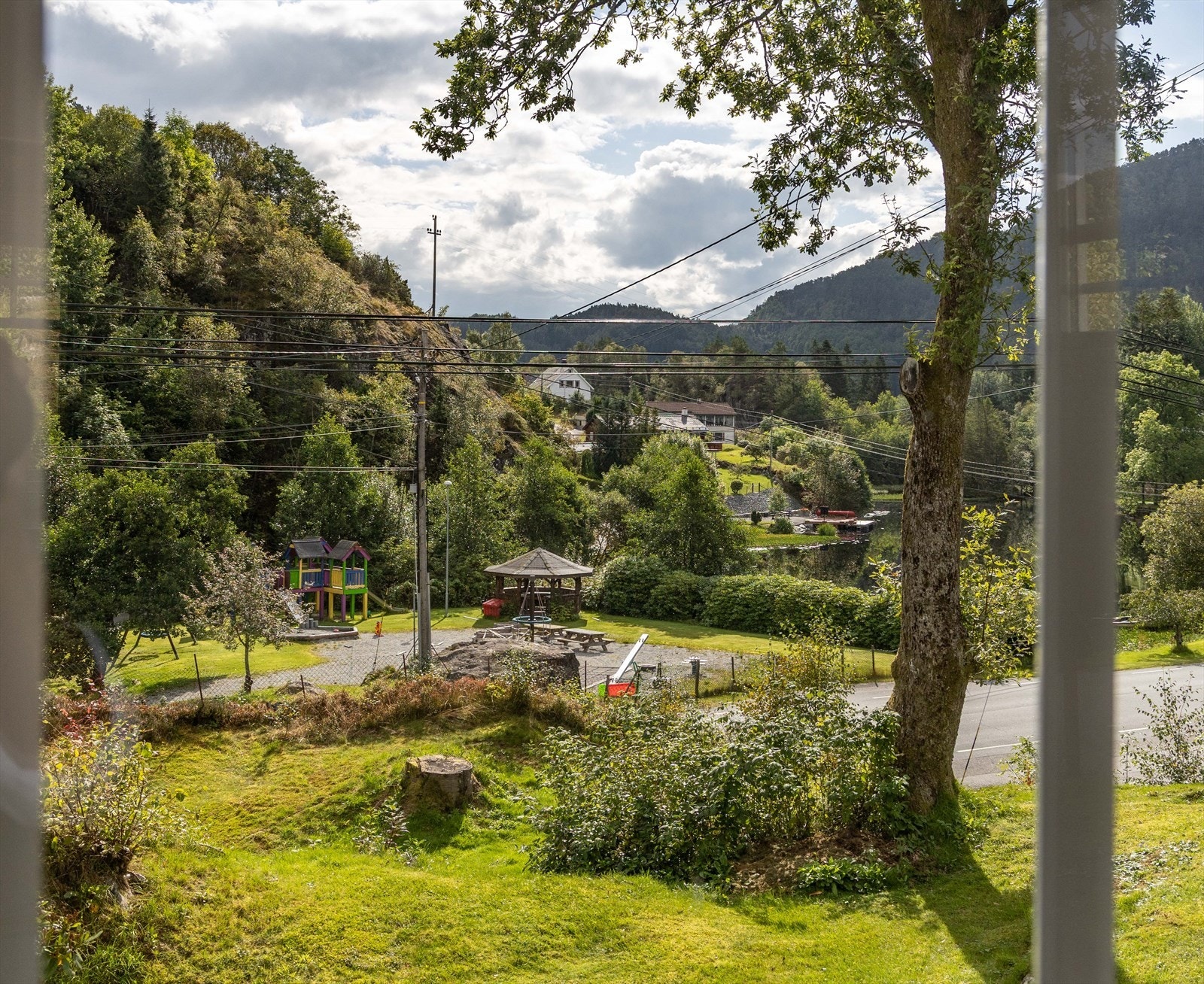 Et steinkast unna boligen er det en kjekk lekeplass. Galleribilde