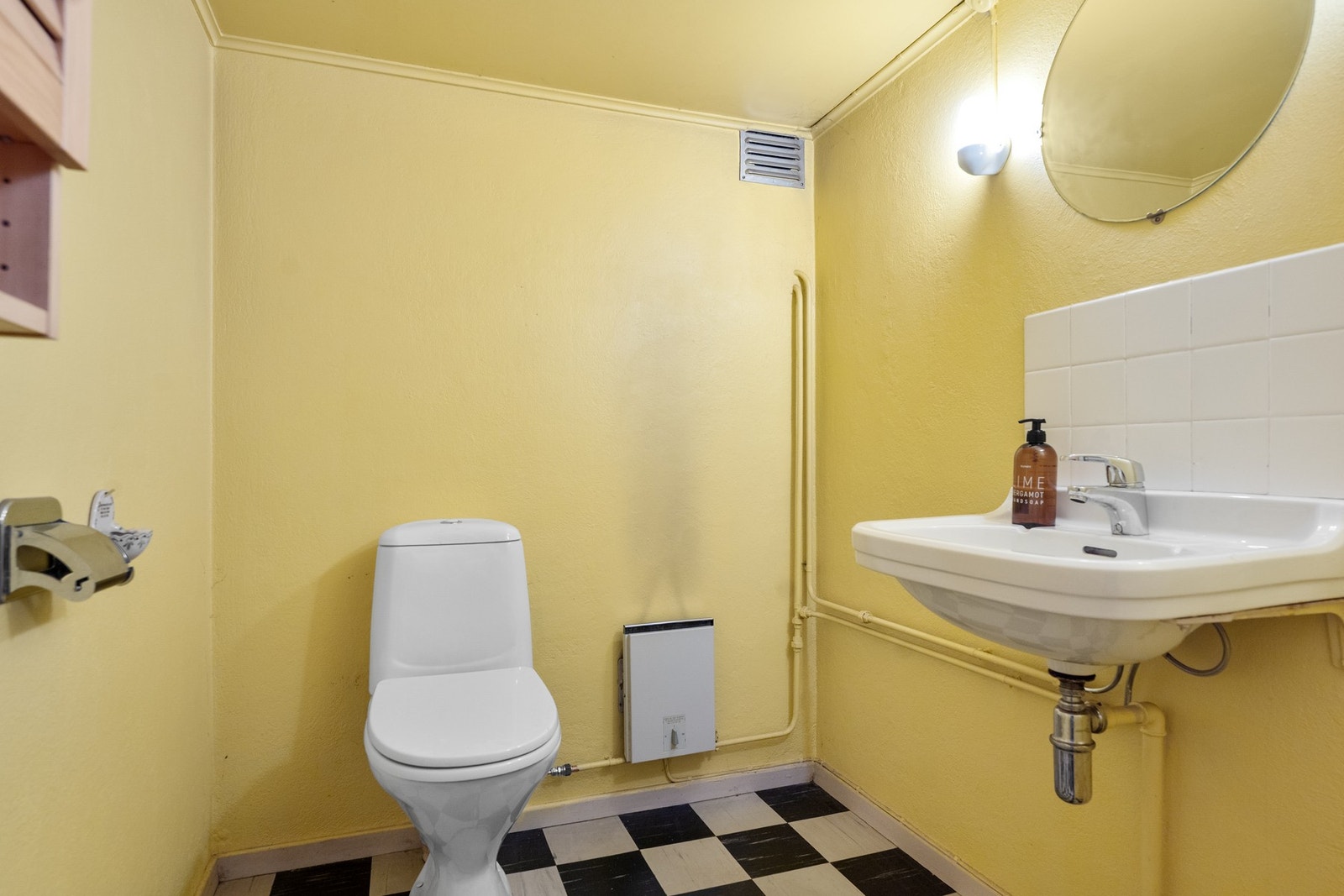 Toalett i boligens underetasje. Galleribilde