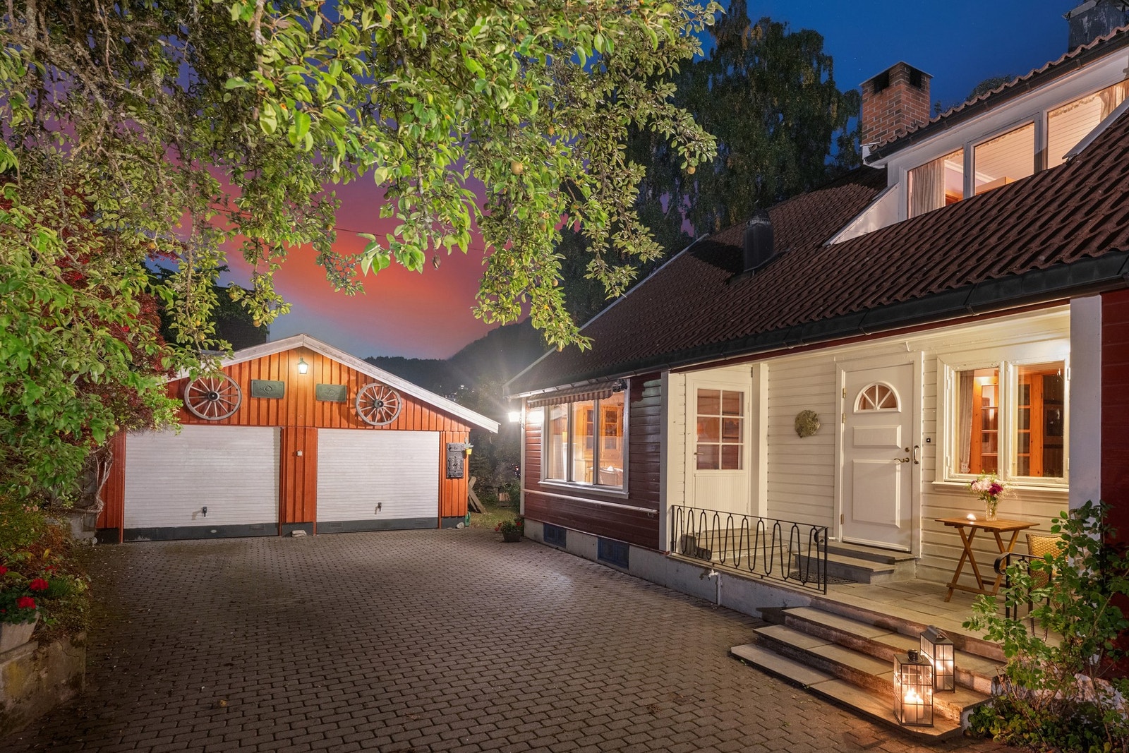 Det er god plass til å parkere biler på gårdsplassen samt i dobbelgarasjen. Galleribilde