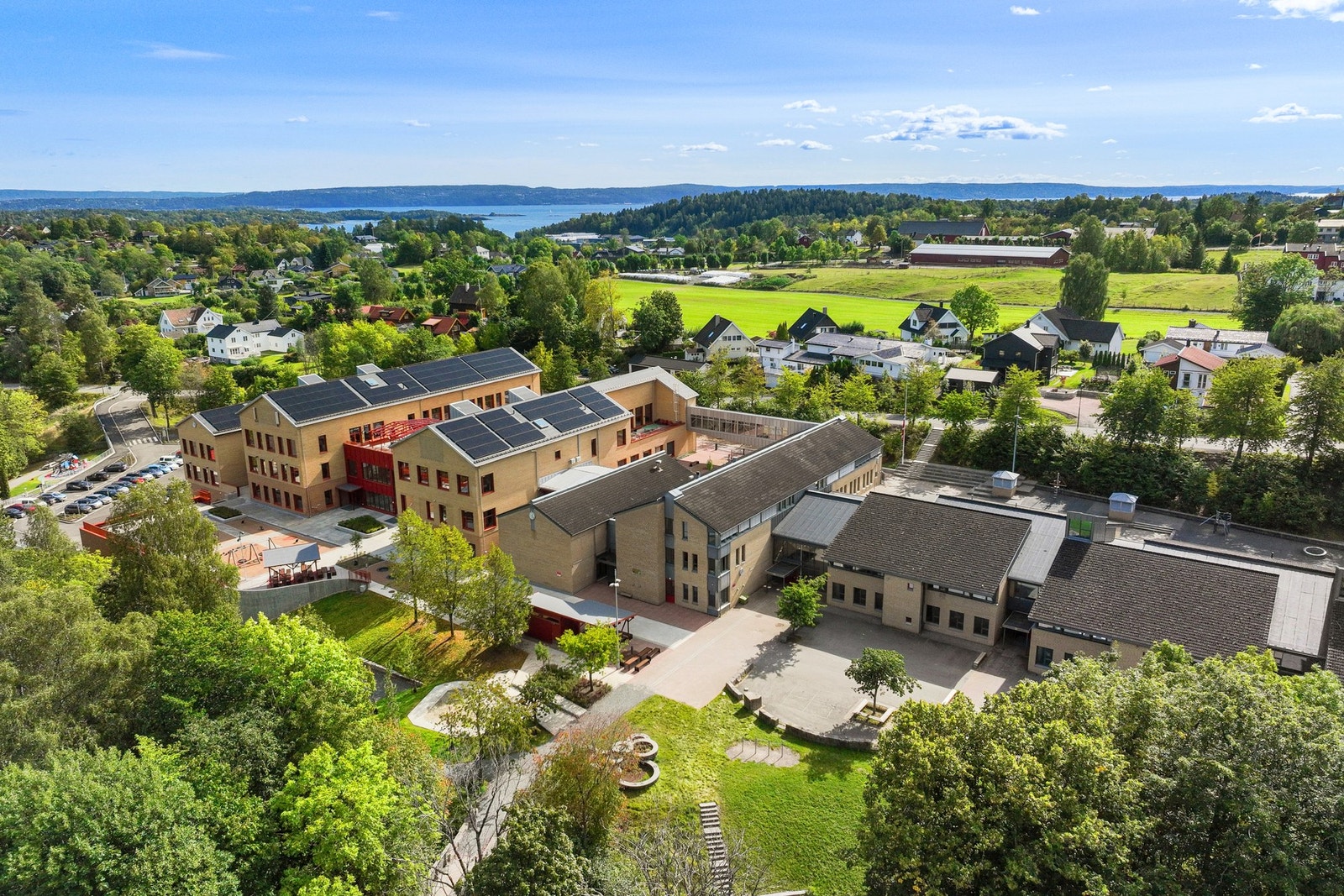 Våren 2026 sto Hvalstad skole ferdig utbygd til en fire-parallell barneskole med økt antall klasserom, flerbrukshall, lokaler til SFO og spesialrom. Galleribilde