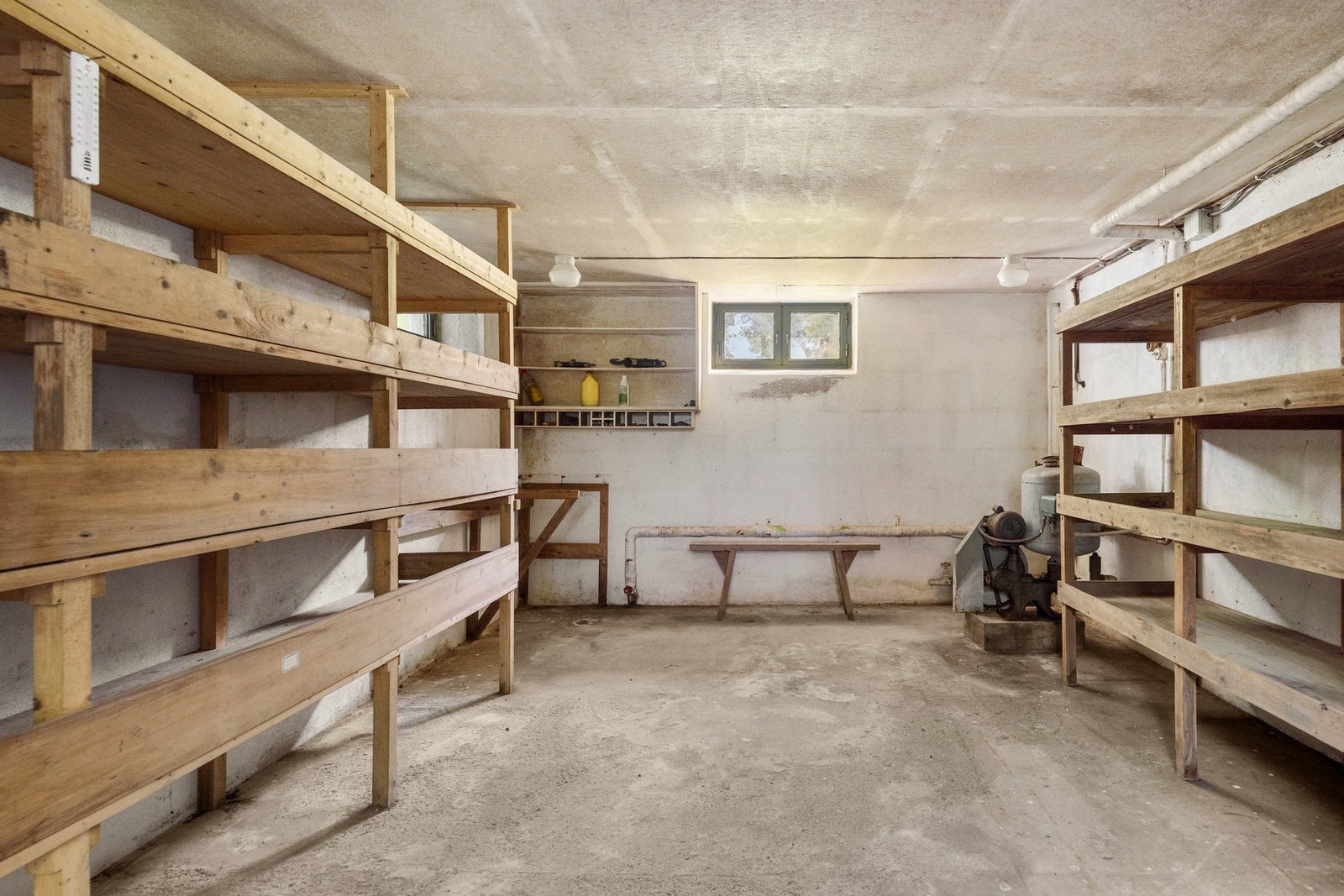 Anneksets underetasje har en stor bod med god oppbevaringsplass. Galleribilde