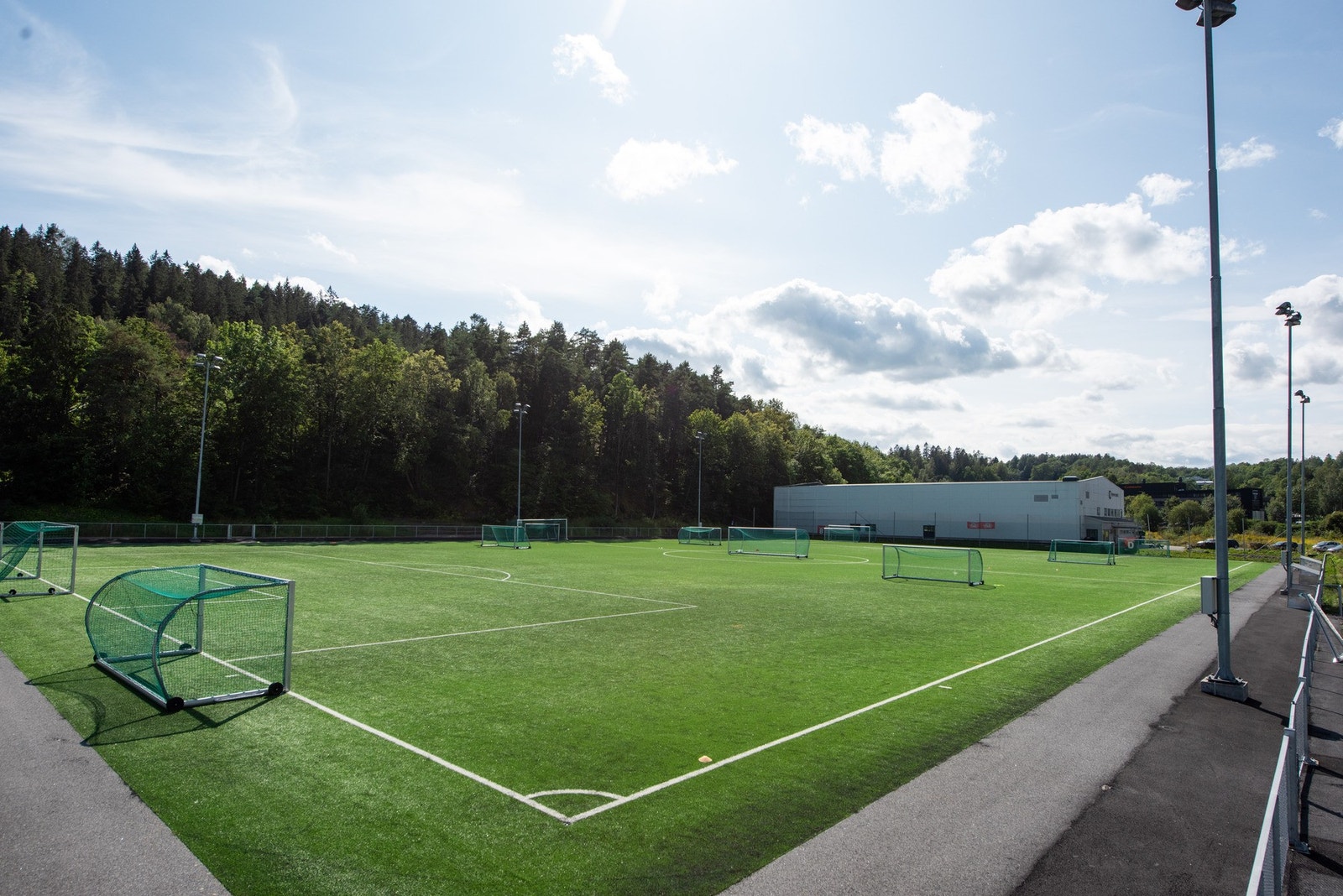 Holmen kunstgress - Holmen IL sin hjemmebane. Her er det også turnhall, klatrehall, ishockeyhall, tennishall samt gressbaner for å nevne noe. Galleribilde