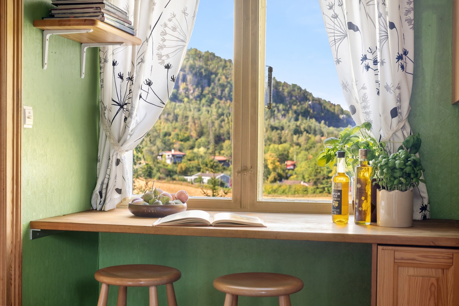 Her kan man sitte å nyte frukten fra hagen med den fine utsikten. Galleribilde