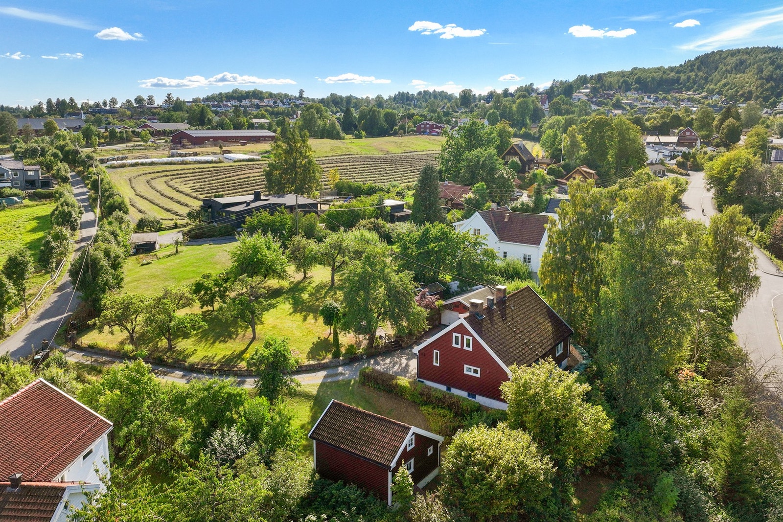 Eiendommen består av et hovedhus, anneks og dobbelgarasje. Galleribilde