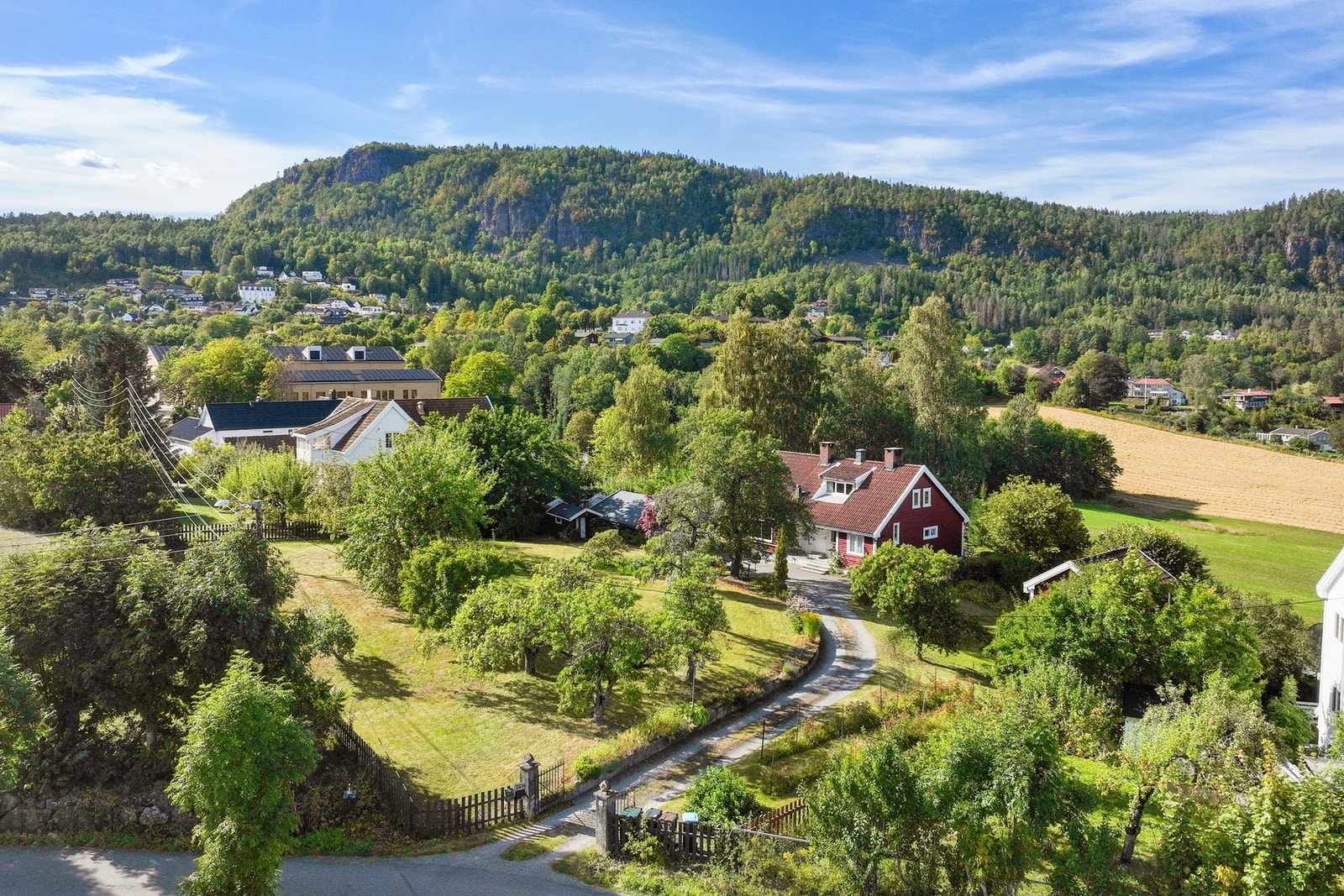 Fra luften får man et godt inntrykk av eiendommens flotte utearealer. Galleribilde
