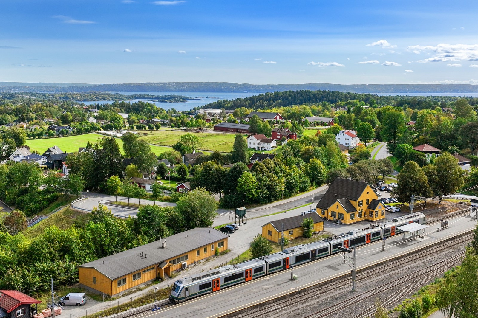 Bare noen få minutters gange fra boligen har man også Hvalstad stasjon. Galleribilde