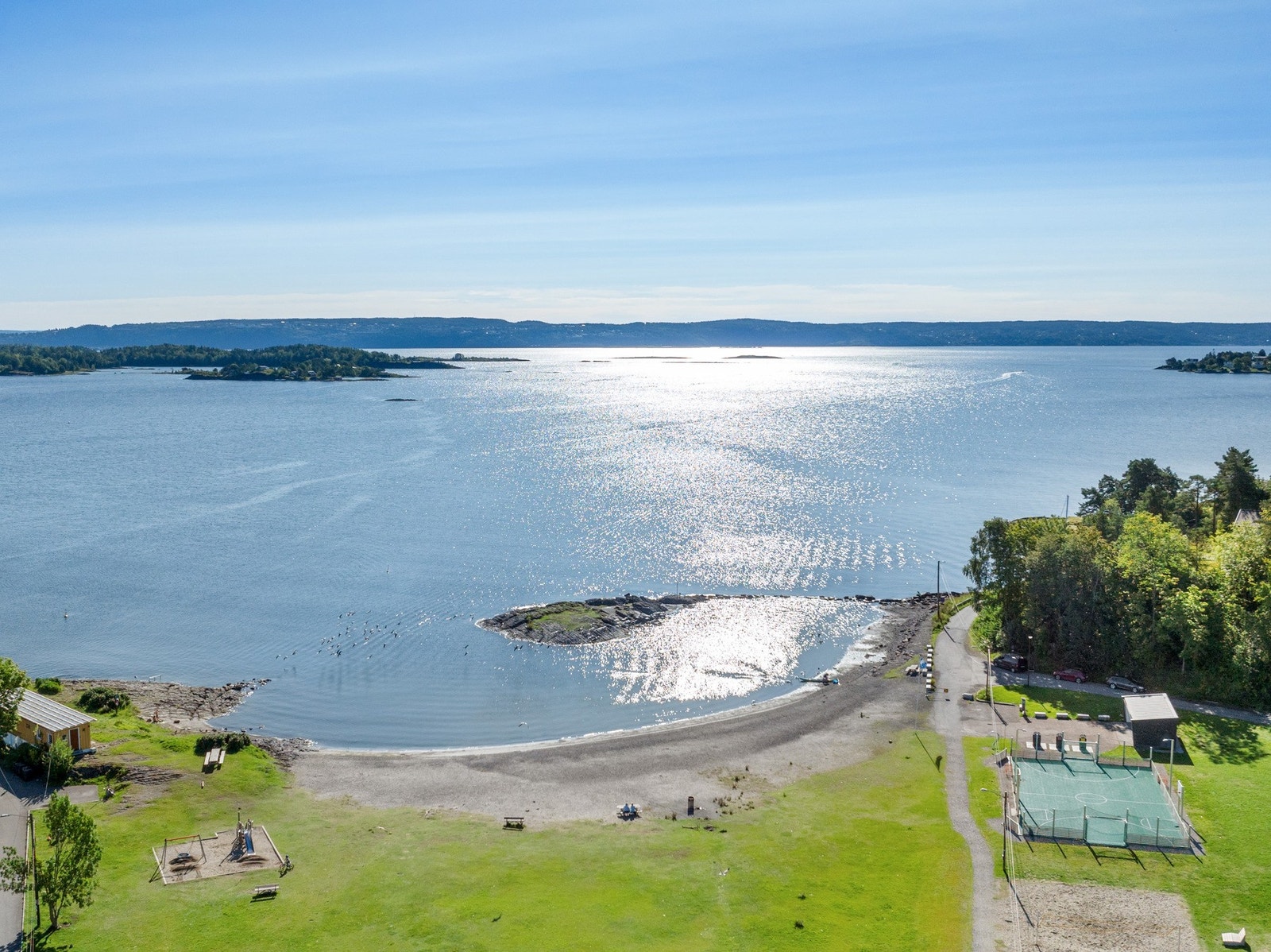 Holmenskjæret er heller ikke langt fra boligen. Her er det brygge, sandstrand, sandvolleyball baner osv. Her er det yrende liv på sommeren. Galleribilde