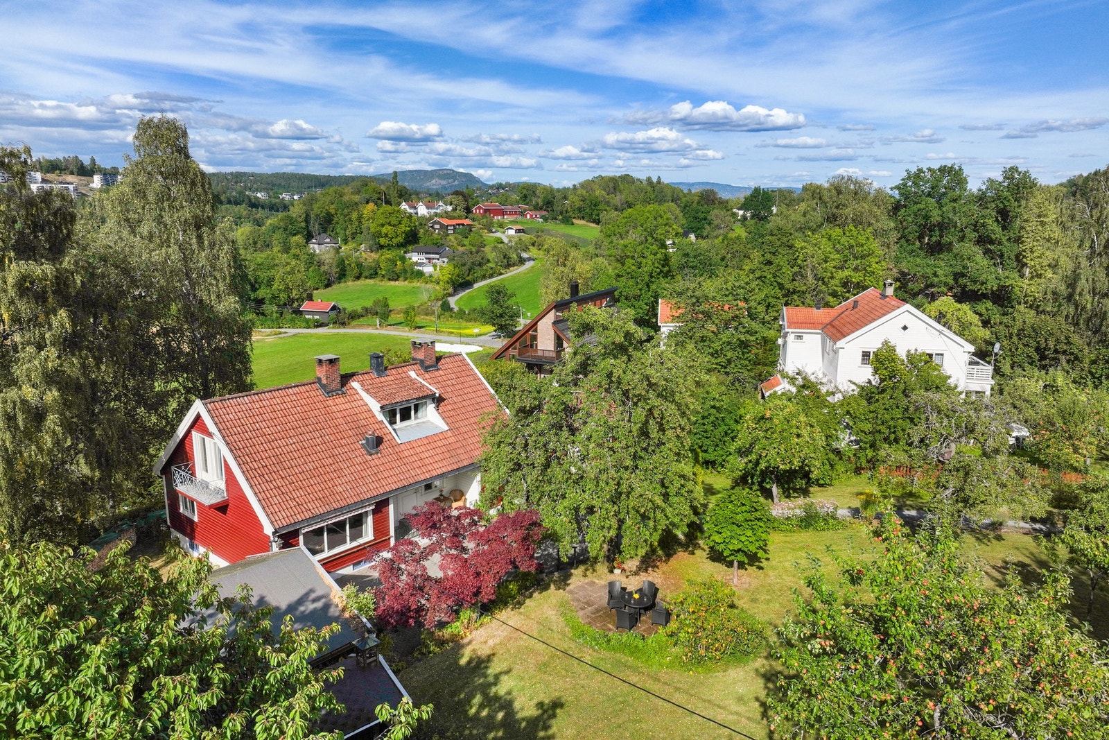 Skustadgata ligger landlig og flott til, med kort vei til Asker sentrum, Holmen og Sandvika. Galleribilde