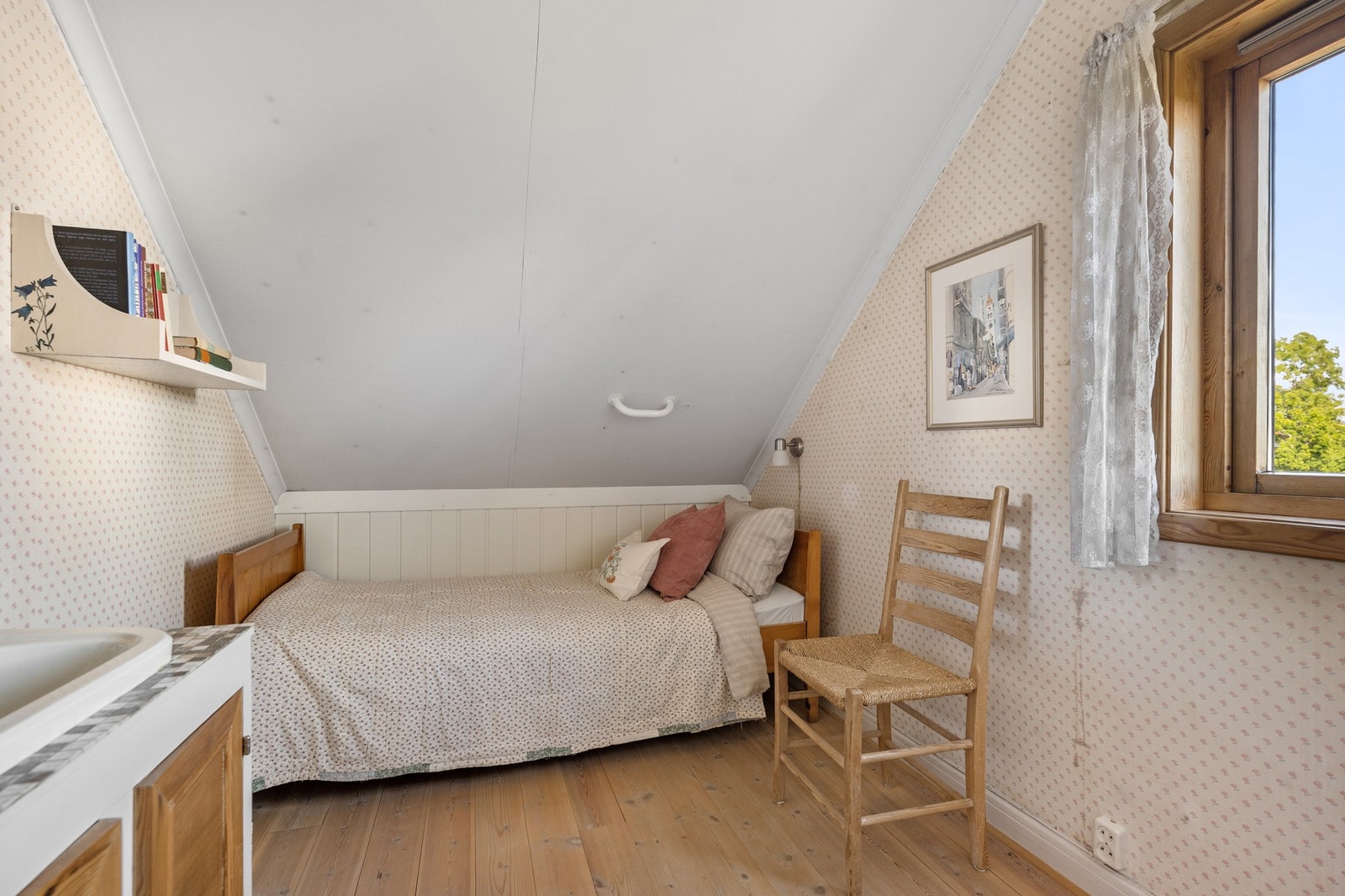 Soverommene har god plass til seng, garderobe og skrivepult. Galleribilde