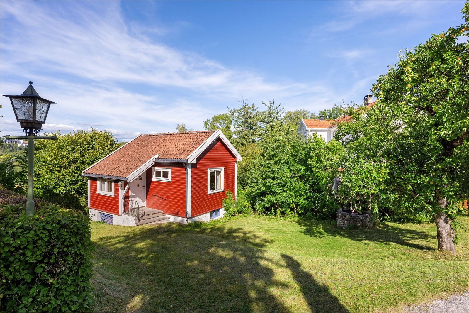 På tomten står et sjarmerende anneks med lun og hyggelig atmosfære. Galleribilde