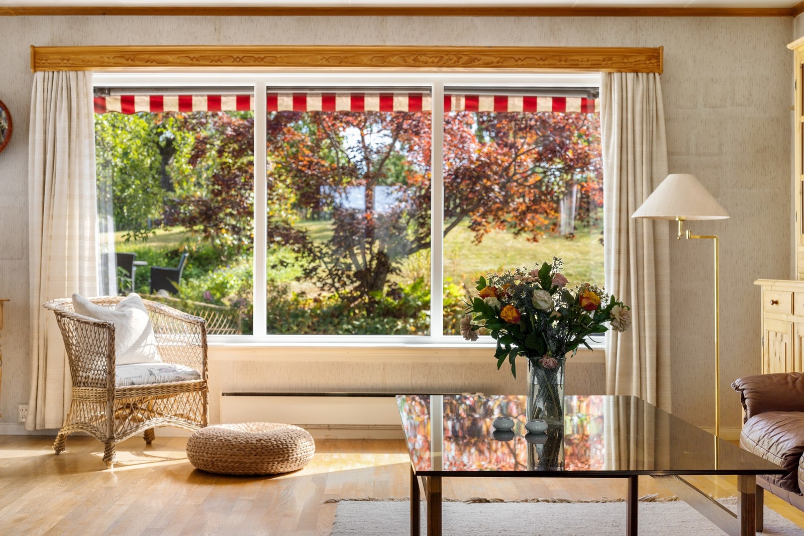 De store generøse vinduene i stuen slipper inn mye lys utenfra, og trekker hagen inn i stuen. Galleribilde