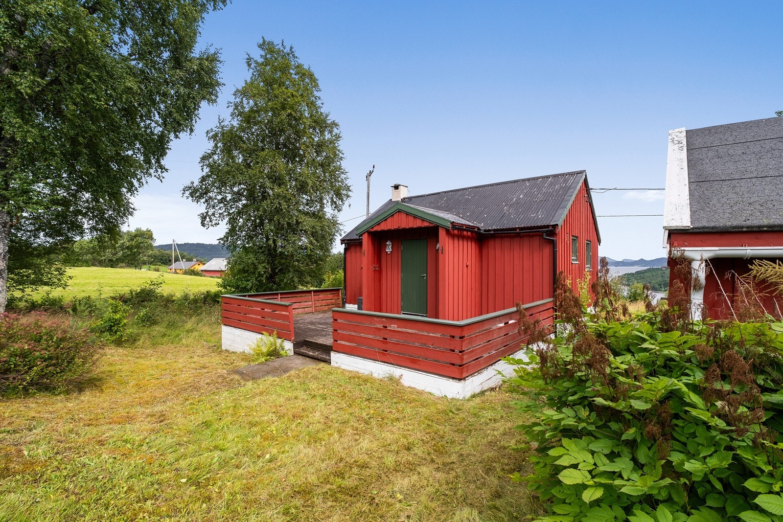 Den nordre hytta har en stor markterrasse mot vest, ved inngangspartiet Galleribilde