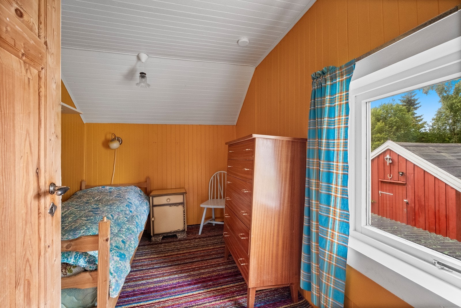 Soverommene ligger på loft, hvor det er tre av de Galleribilde