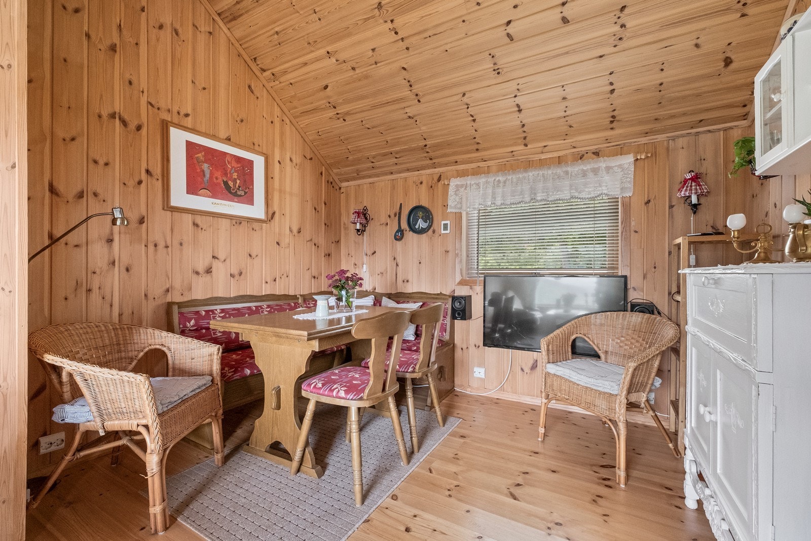 Høy himling i stue/ spisestue Galleribilde