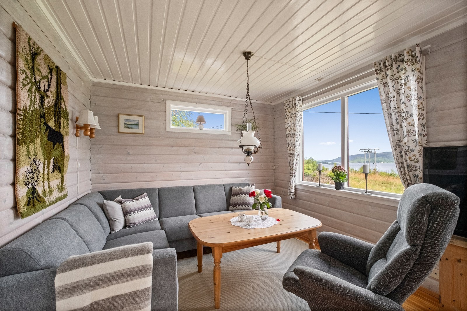Stue med store vinduer og flott utsikt Galleribilde