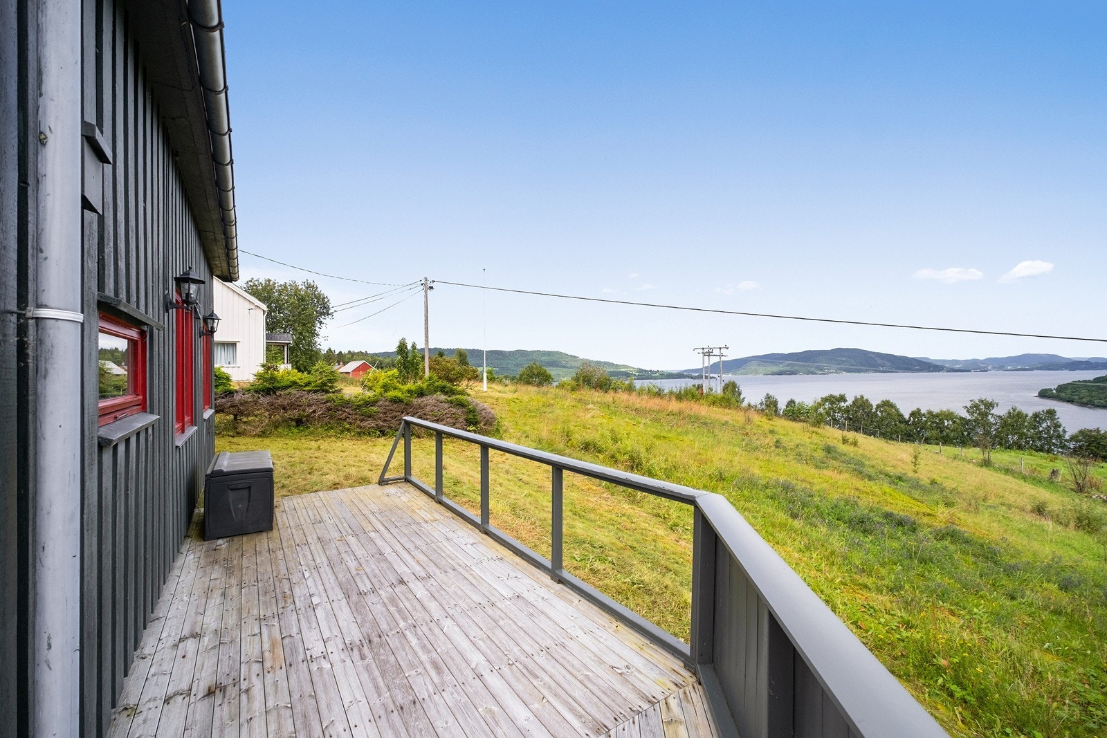 Hytta mot sør har terrasse oppbygd rundt tre sider og har flott utsikt mot Torvikbukt og Batnfjorden Galleribilde