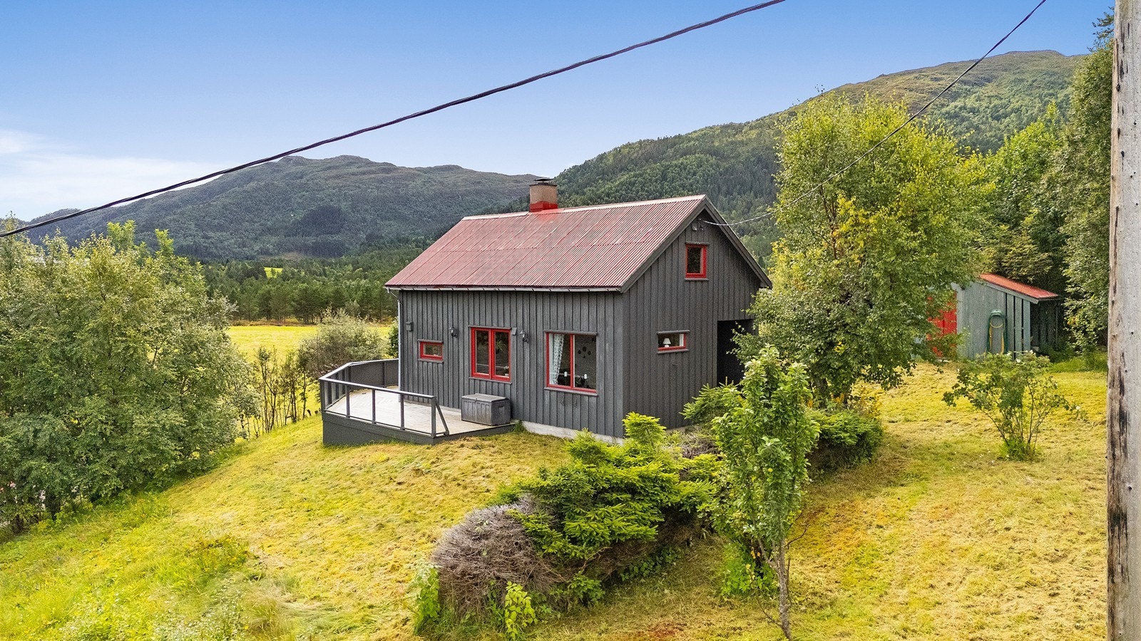 Den grå hytta er oppført i 1980, men er oppgradert seneste år, blant annet med nytt glass i de fleste vinduene. Galleribilde