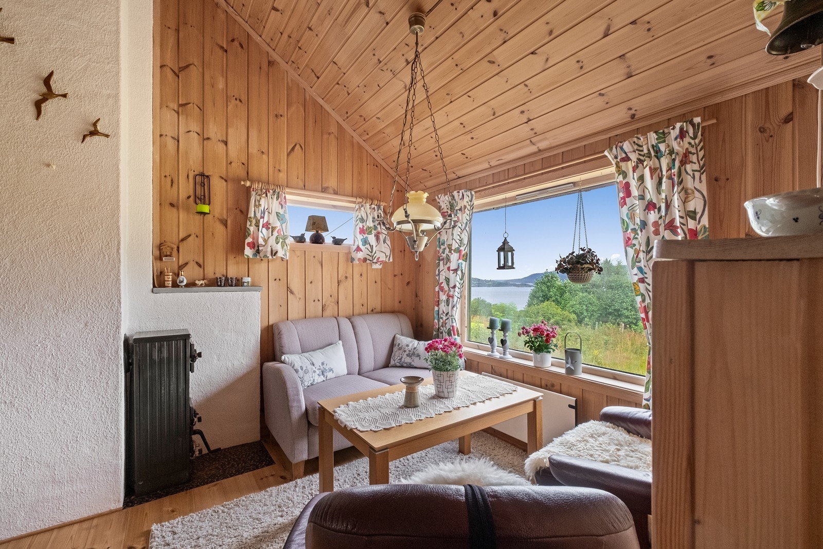 Stue/ spisestue med vedovn og utsikt mot fjorden Galleribilde