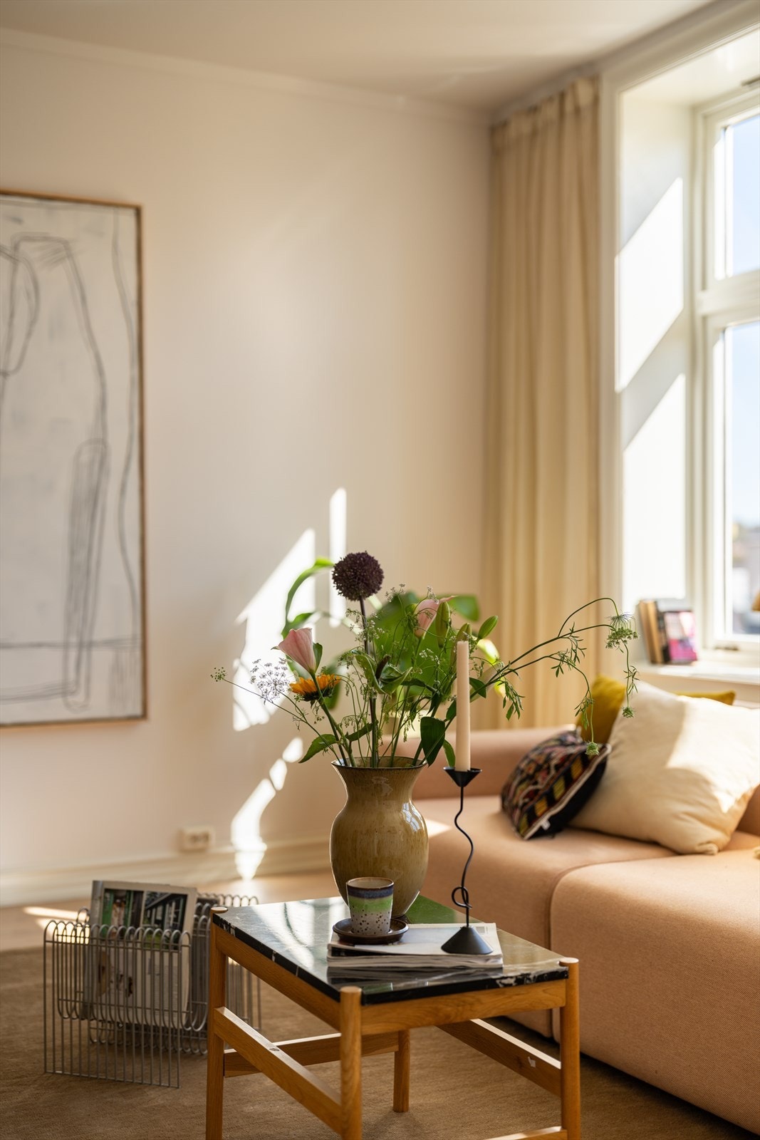 Leiligheten har et vakkert lys gjennomgående i alle rom. Her er det heller ingen rom som føles trange. Galleribilde