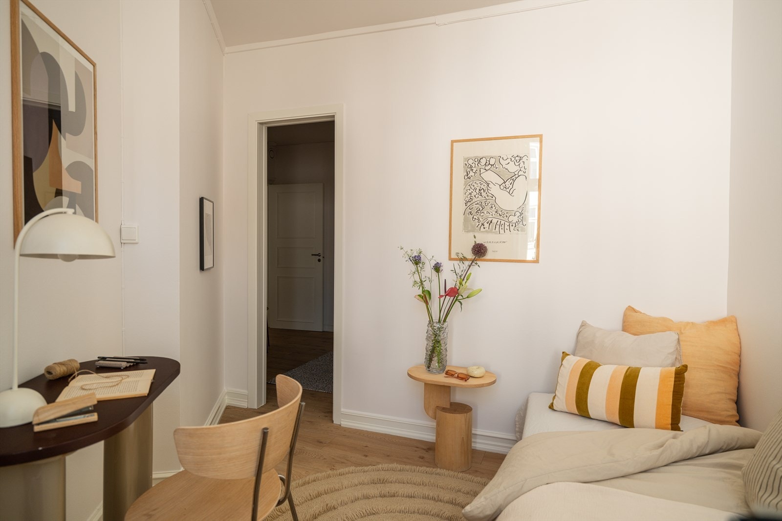 Rommet gir plass til seng og skrivebord. Galleribilde