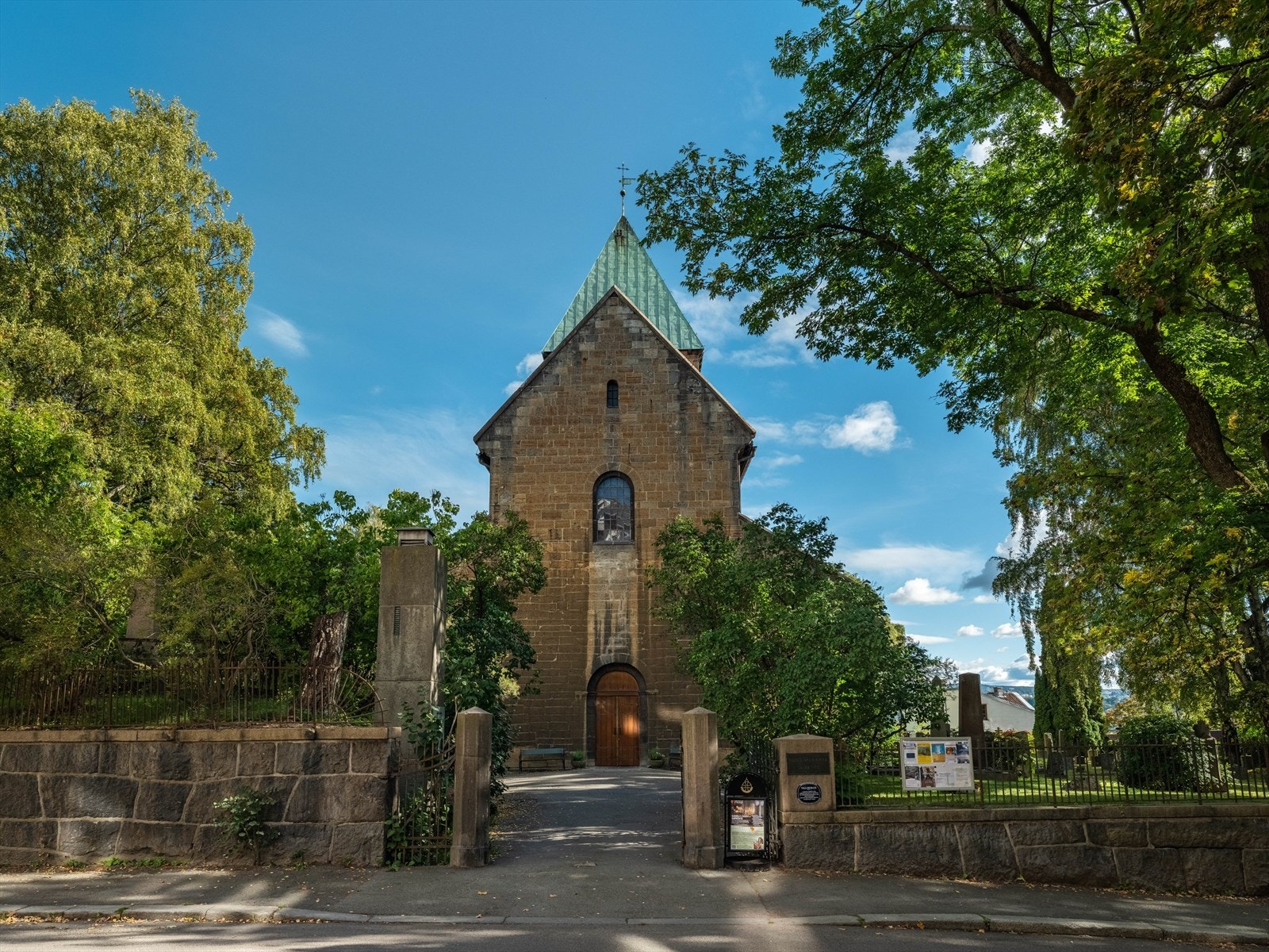 Visste du at Gamle Aker kirke er Oslos aller eldste bygning? Kirken ruver på toppen av Telthusbakken, og er omkranset av store grøntområder som er ypperlig for både hygge og trening. Galleribilde