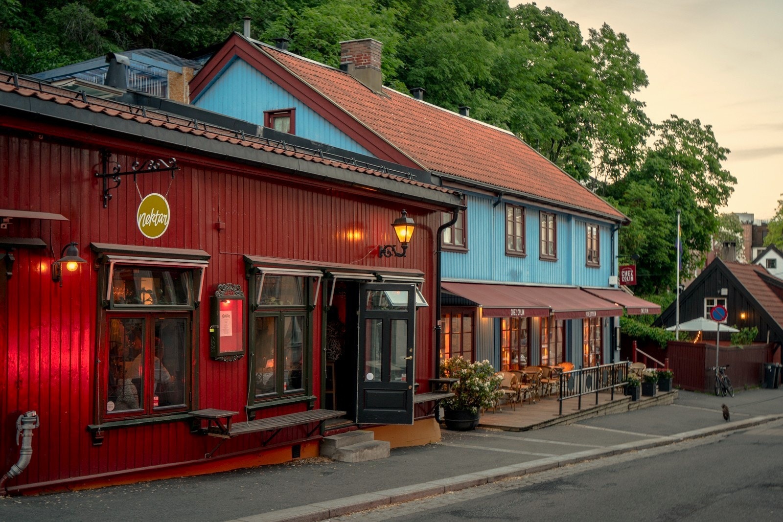 På Fredensborg ligger sjarmerende nabolagsrestauranter, anerkjente vinbarer og velrennomerte restauranter med stjerne i Michelinguiden som perler på en snor. Du finner bla. populære Nektar vinbar og Chez Colin i trehusbebyggelsen ved foten av Damsredet. Galleribilde
