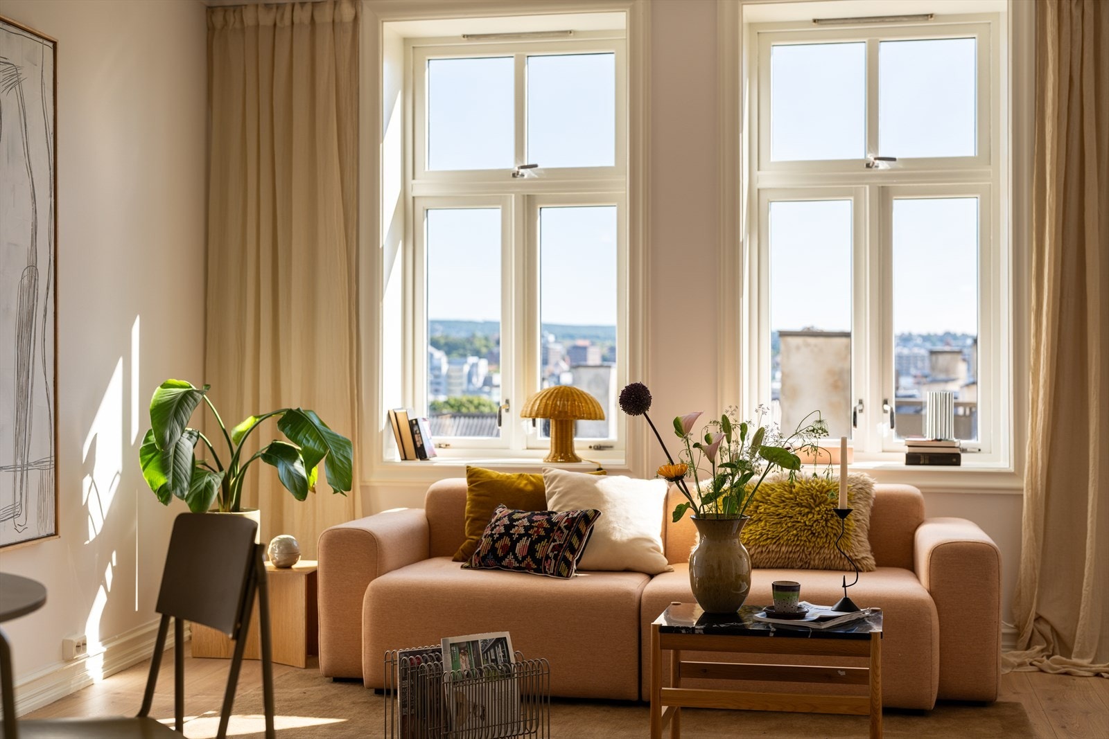 Kombinasjonen av den rause takhøyden, store vinduene og beliggenheten i høyden bidrar til en herlig romfølelse. Galleribilde