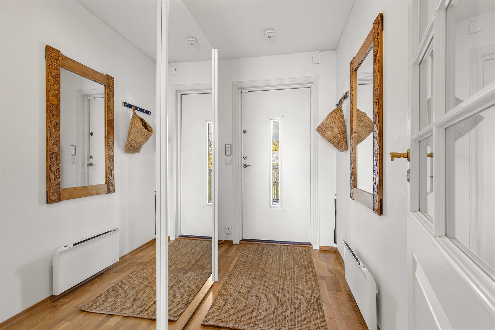 Velkommen inn! I entréen er det god plass til oppbevaring i skyvedørsgarderobe. Entréen leder videre inn mot stuen, men er adskilt med dør. Galleribilde