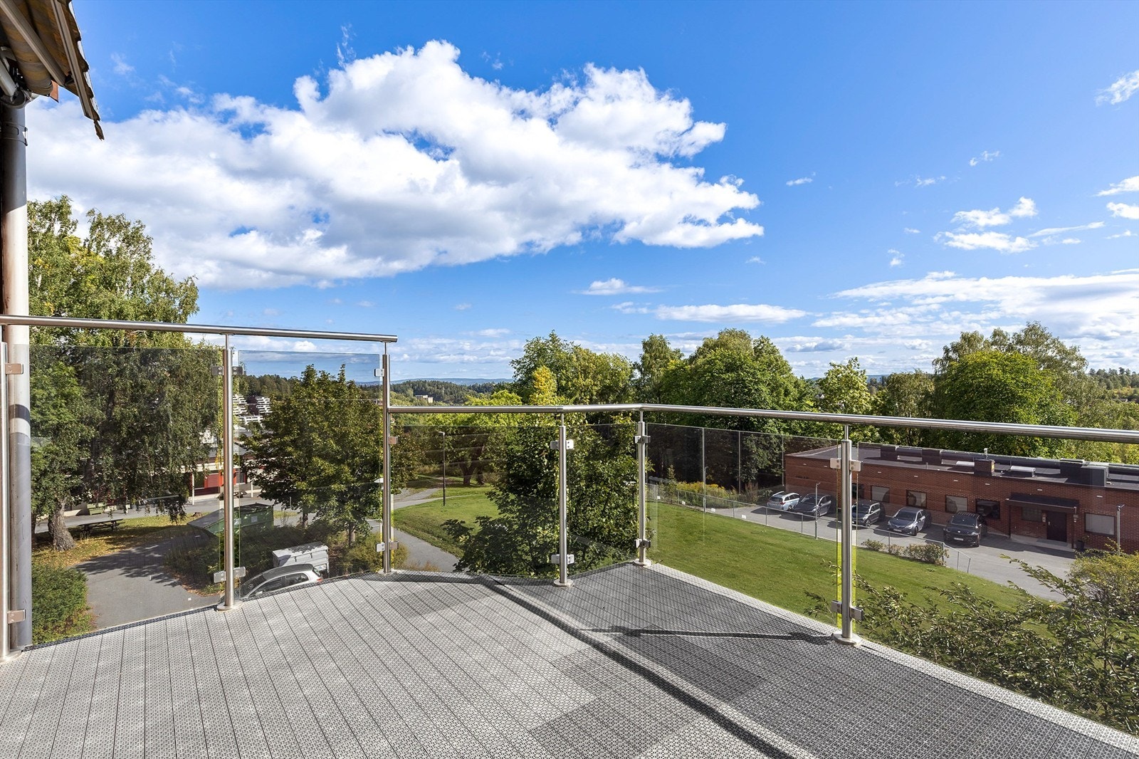 Balkongen med utgang fra spisestuen har god utsikt utover landlige omgivelser. Balkongen er sørvendt og har svært gode solforhold utover ettermiddag og kveld. Galleribilde