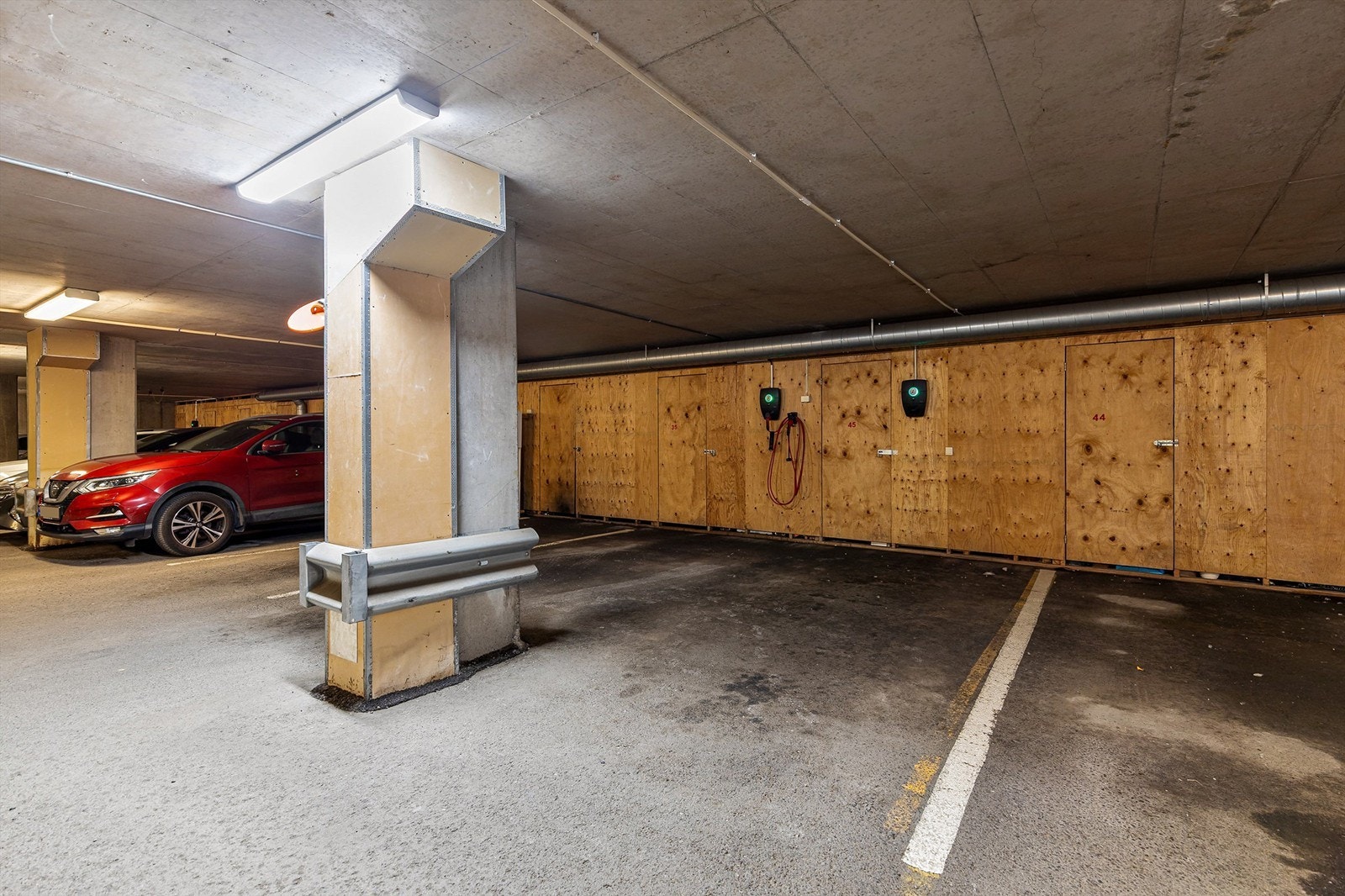 Leiligheten har eksklusiv bruksrett til to parkeringsplasser med El-billader på begge plassene. Plass 2 ble kjøpt av en annen seksjonseier og er dokumentert i reseksjonering. Galleribilde