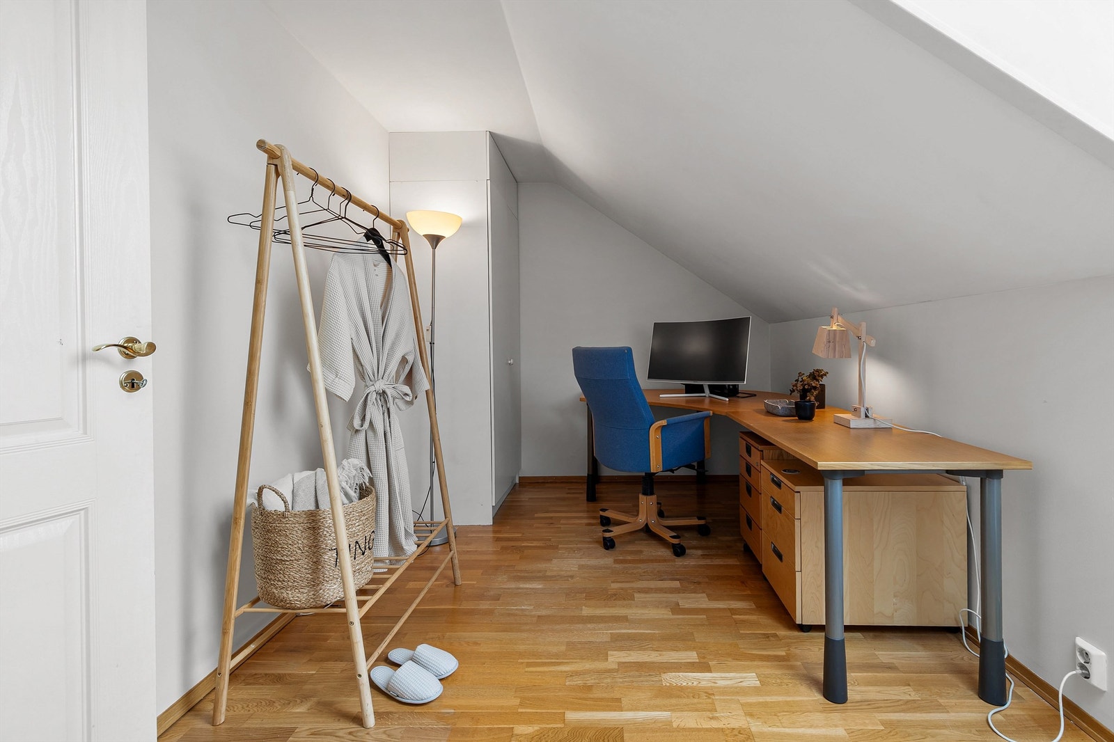 Soverom 3 i loftsetasjen har god plass til seng og garderobeskap. Dette rommet egner seg godt til gjesterom, barnerom eller kontor. Galleribilde