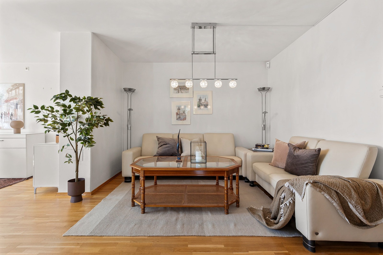 Stor stue med god plass til flere sosiale soner, og det er god plass til sofagruppe og spisestue Galleribilde