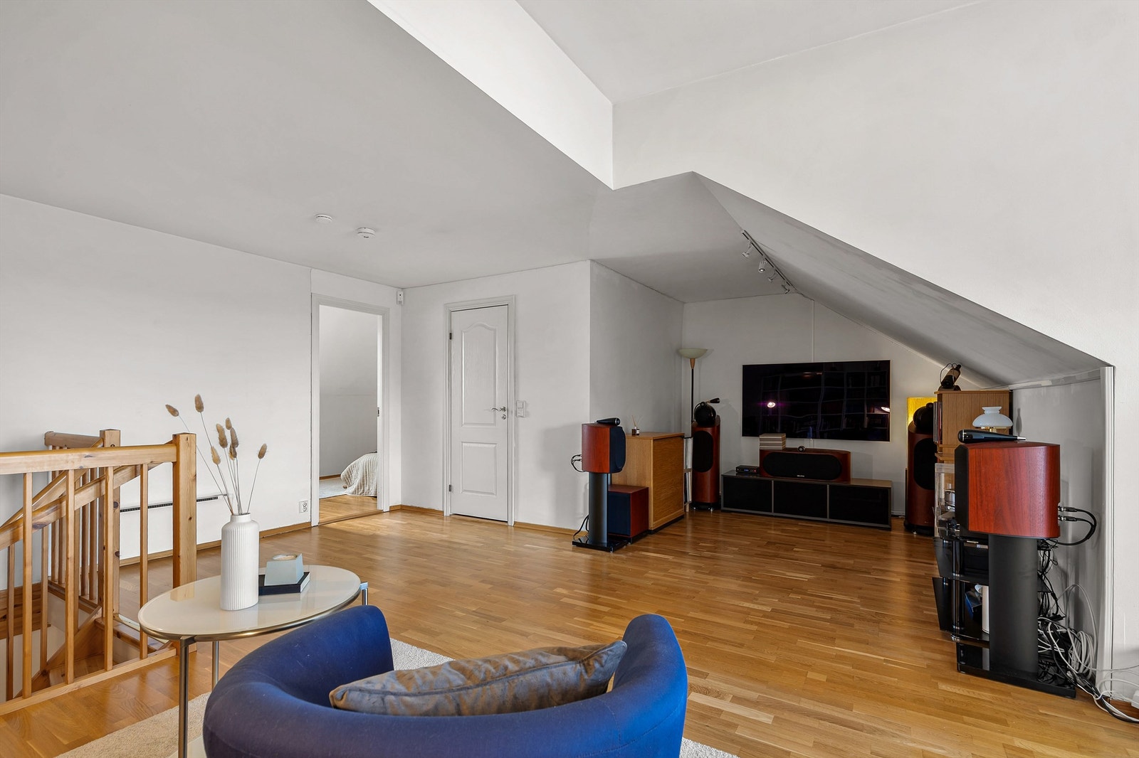 Stor loftsstue med god plass til diverse soner. Deler av loftstuen har god takhøyde, mens andre deler har skråtak. Mange spennende møbleringsmuligheter her! Galleribilde