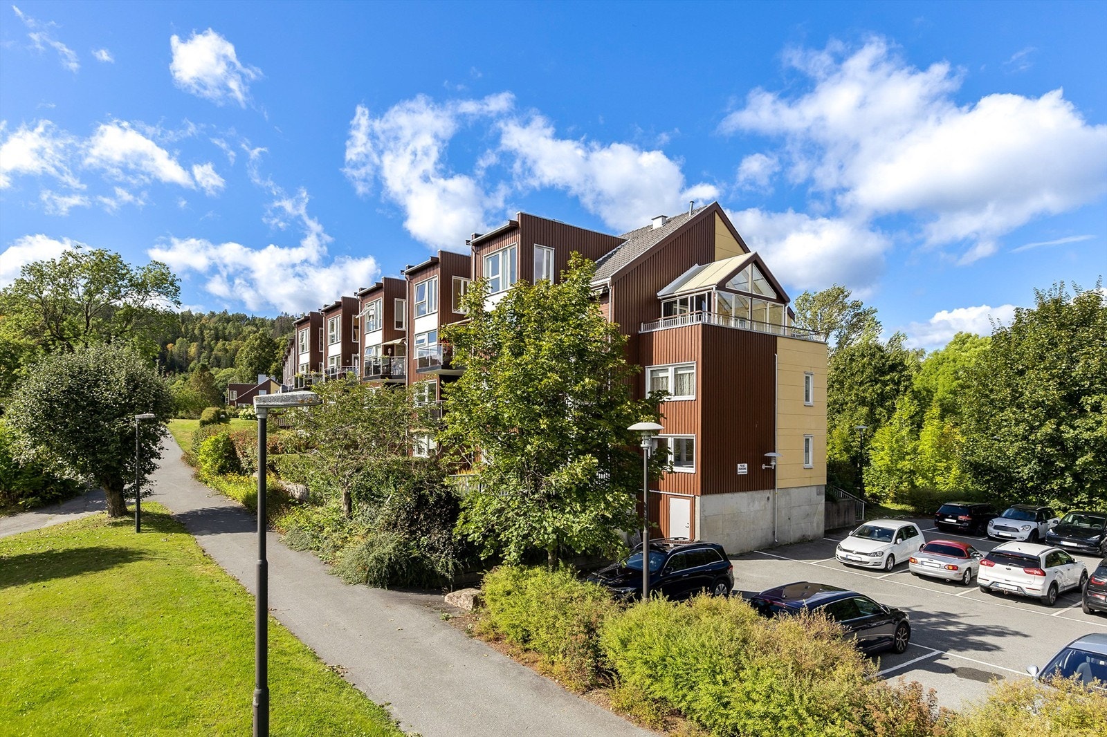 Leiligheten er en flott topp- og endeleilighet med god intern beliggenhet. Det er god utsikt innover i Bærum og mot Oslo. Galleribilde