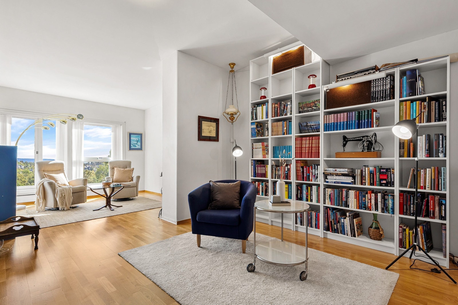 Stor loftsstue med god plass til diverse soner. Deler av loftstuen har god takhøyde, mens andre deler har skråtak. Mange spennende møbleringsmuligheter her! Galleribilde