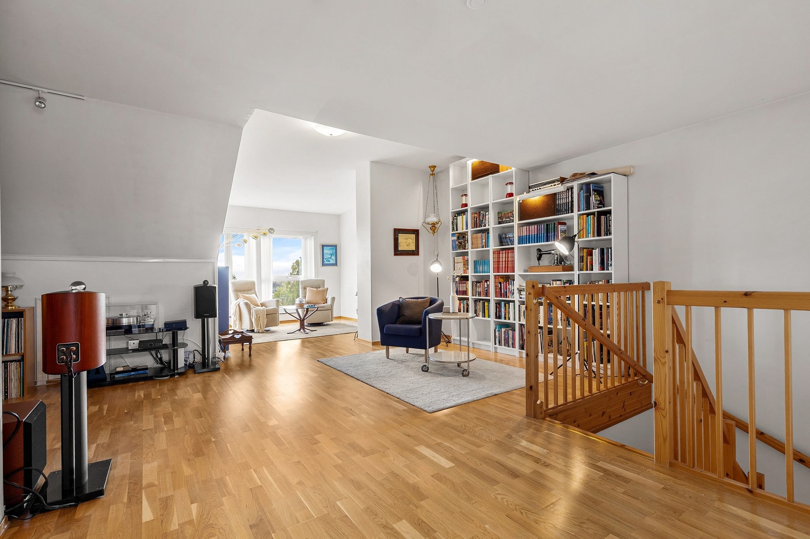 Stor loftsstue med god plass til diverse soner. Deler av loftstuen har god takhøyde, mens andre deler har skråtak. Mange spennende møbleringsmuligheter her! Galleribilde