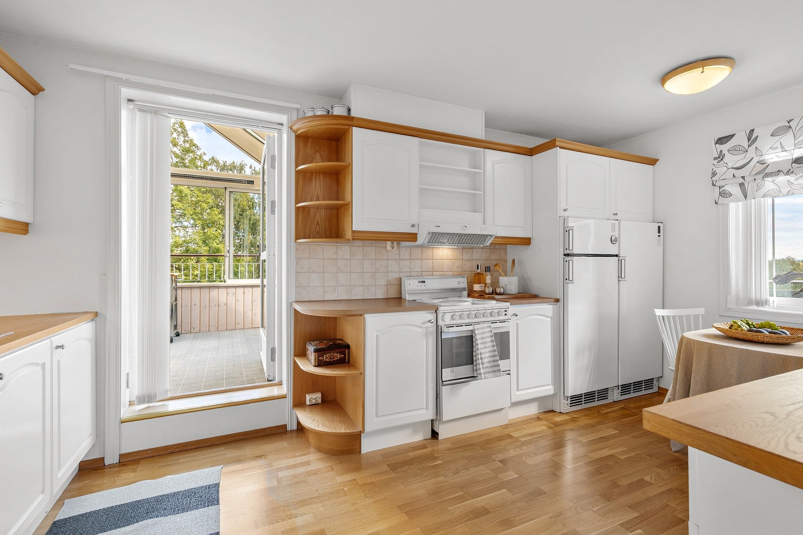 Frittstående komfyr, oppvaskmaskin, kjøleskap og fryser. Ventilator integrert i overskap, som også fungerer som mekanisk avtrekk for boligen. Galleribilde
