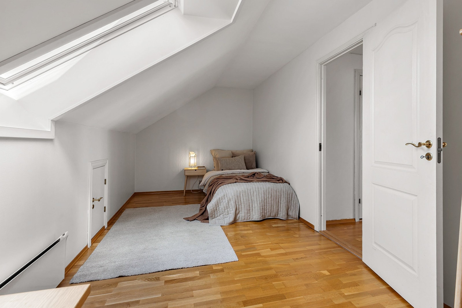 Soverom 3 i loftsetasjen har god plass til seng og garderobeskap. Dette rommet egner seg godt til gjesterom, barnerom eller kontor. Galleribilde