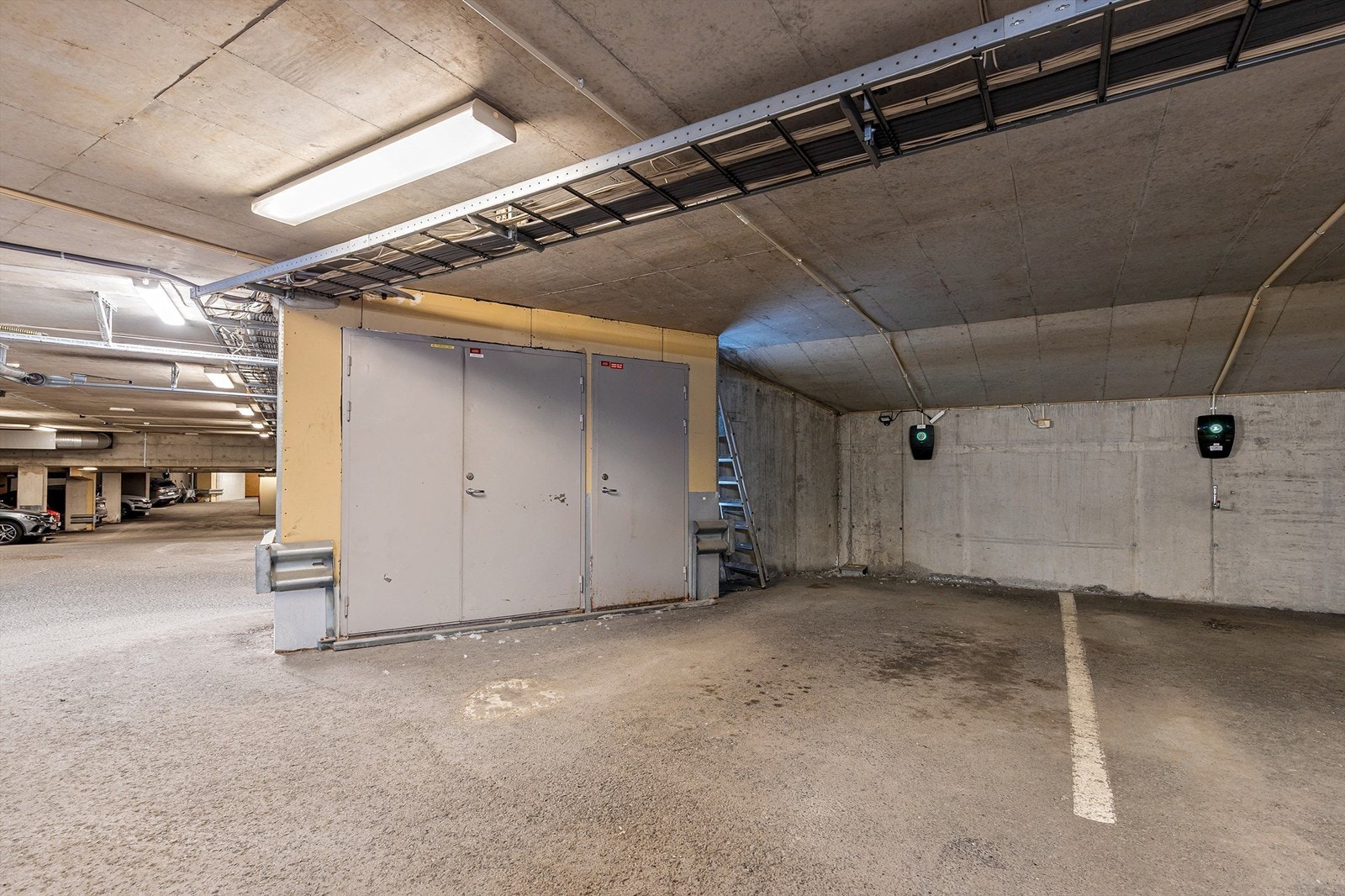 Leiligheten har eksklusiv bruksrett til to parkeringsplasser med El-billader på begge plassene. Plass 2 ble kjøpt av en annen seksjonseier og er dokumentert i reseksjonering. Galleribilde