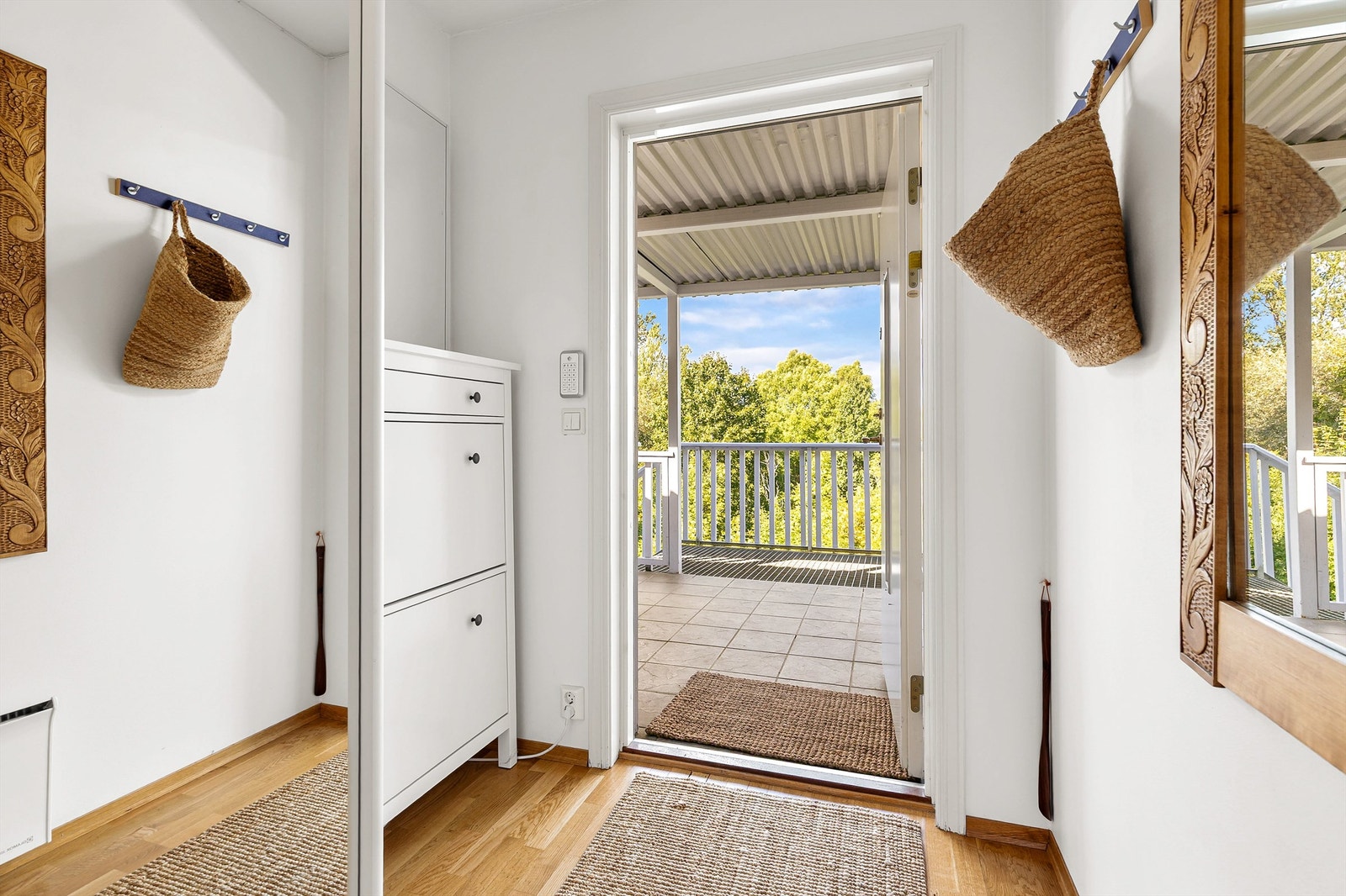 Entréen er lys og fin og har god plass til oppbevaring av yttertøy. Galleribilde