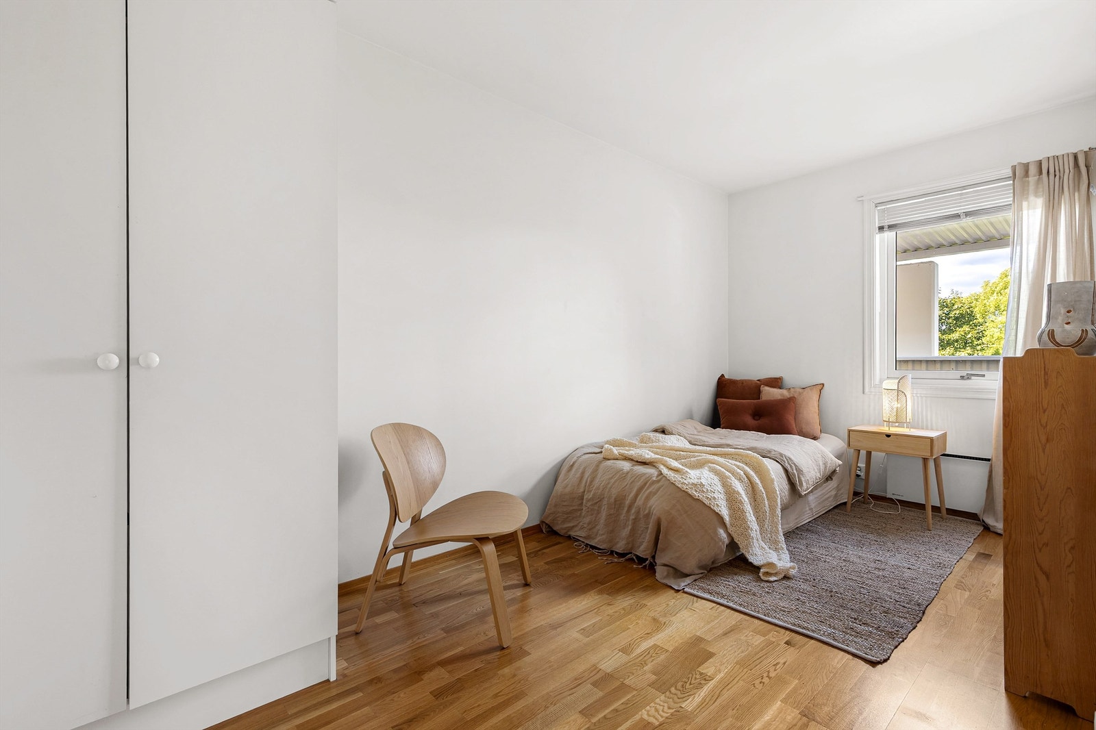 Soverom 2 er også av god størrelse, og det er god plass til seng, garderobeskap og skrivebord. Dette rommet egner seg godt som gjesterom, barnerom eller kontor. Galleribilde