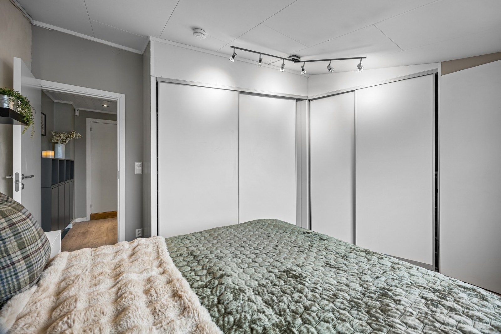 Stor, medfølgende garderobeløsning med skyvedører. Galleribilde