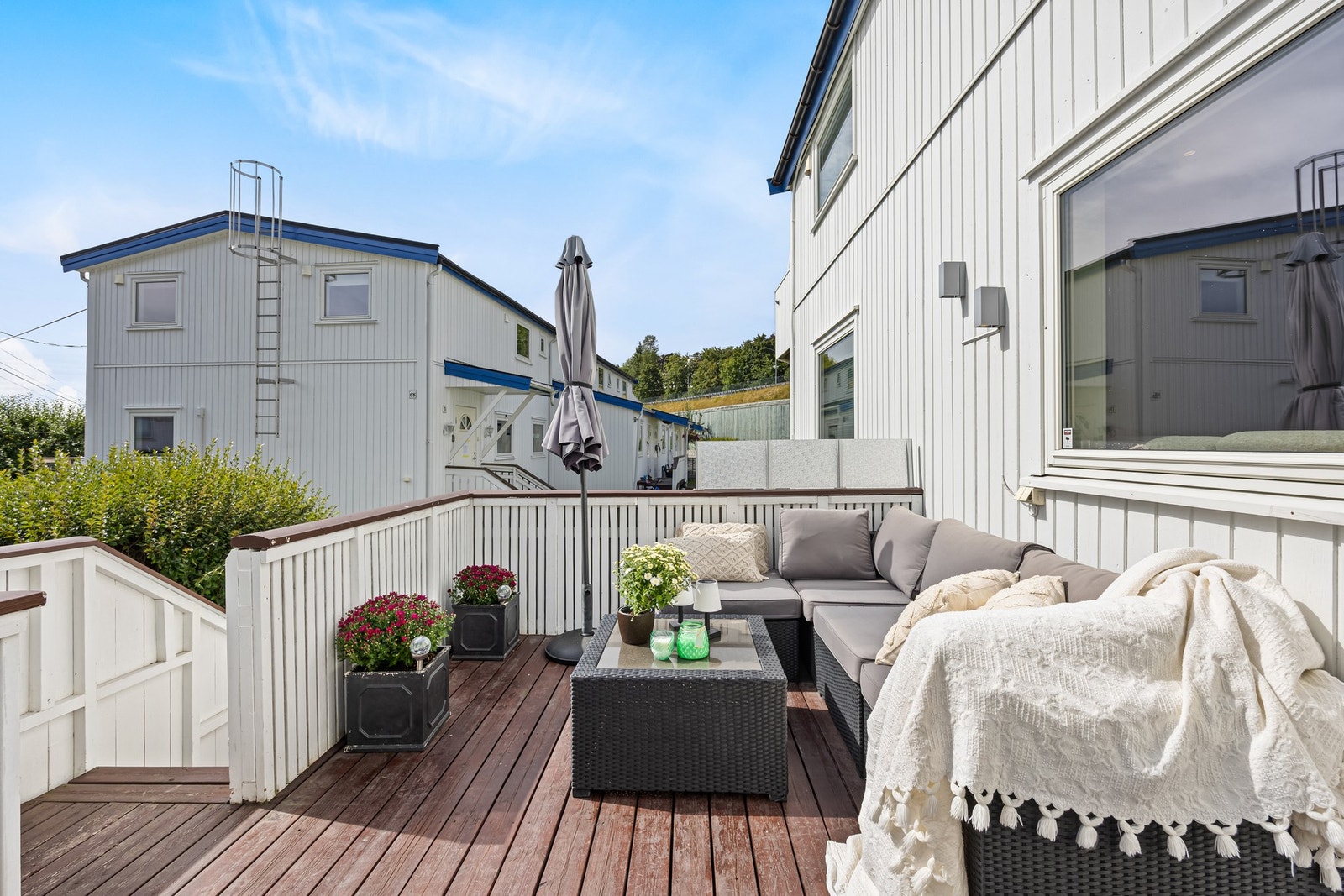 Fin terrasse ved inngangssiden med plass til utemøblement og grill. Galleribilde