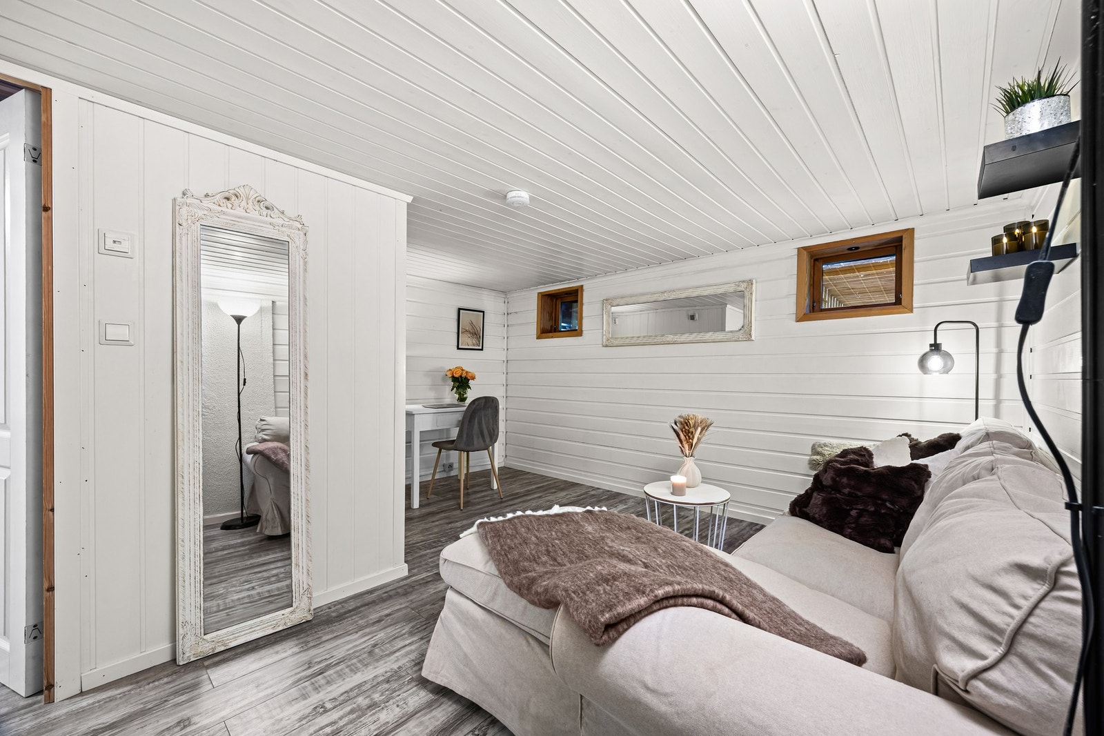 Nede i kjelleretasjen finner man et innredet rom som kan brukes til eget behov. Galleribilde