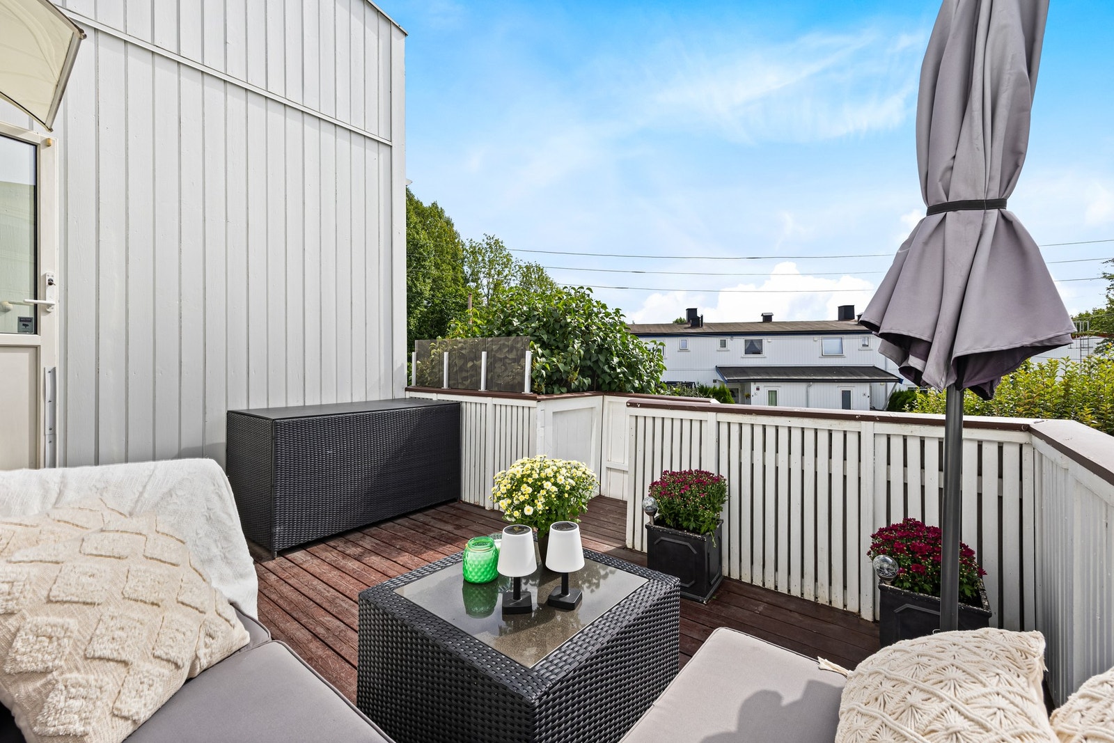 Fra stuen er det tilgang til denne balkongen som byr på morgen- og formiddagssol. Galleribilde