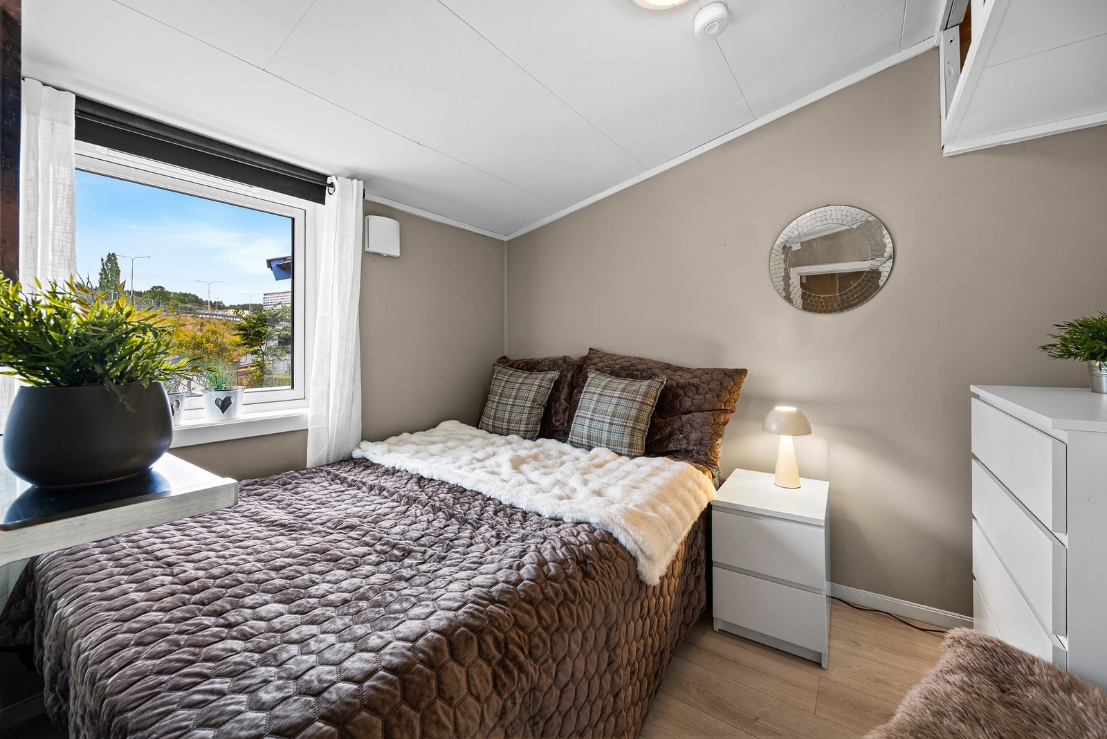 Soverom II med plass til seng, skrivepult og garderobe. Galleribilde