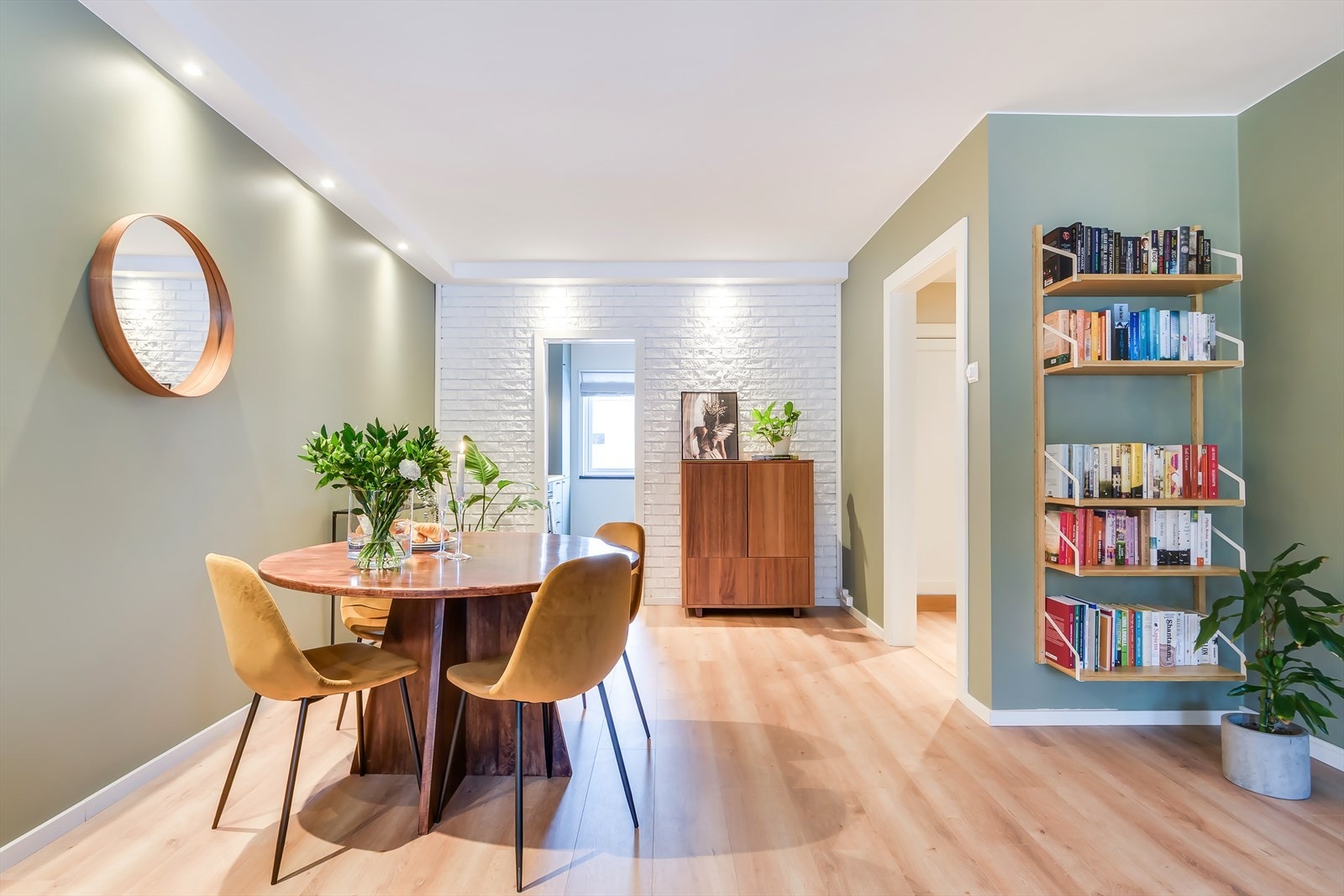 Det er god plass til spisebord i stuen. Galleribilde